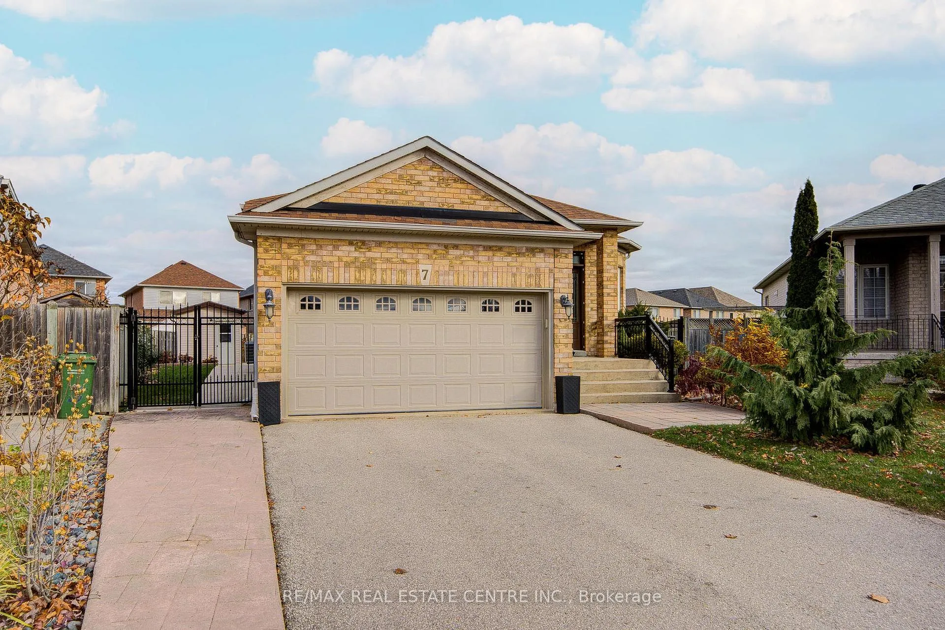 Photo 2 of 7 Carmichael Court, Caledon, Bolton West — HOMEH