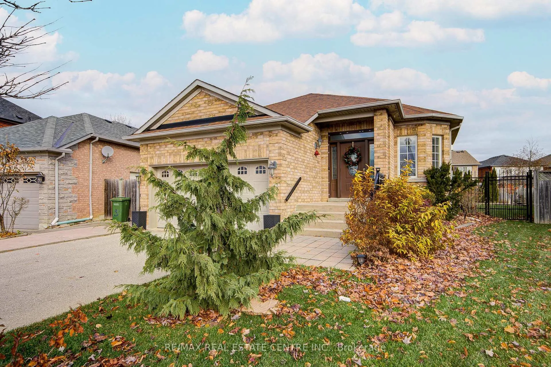 Photo 3 of 7 Carmichael Court, Caledon, Bolton West — HOMEH