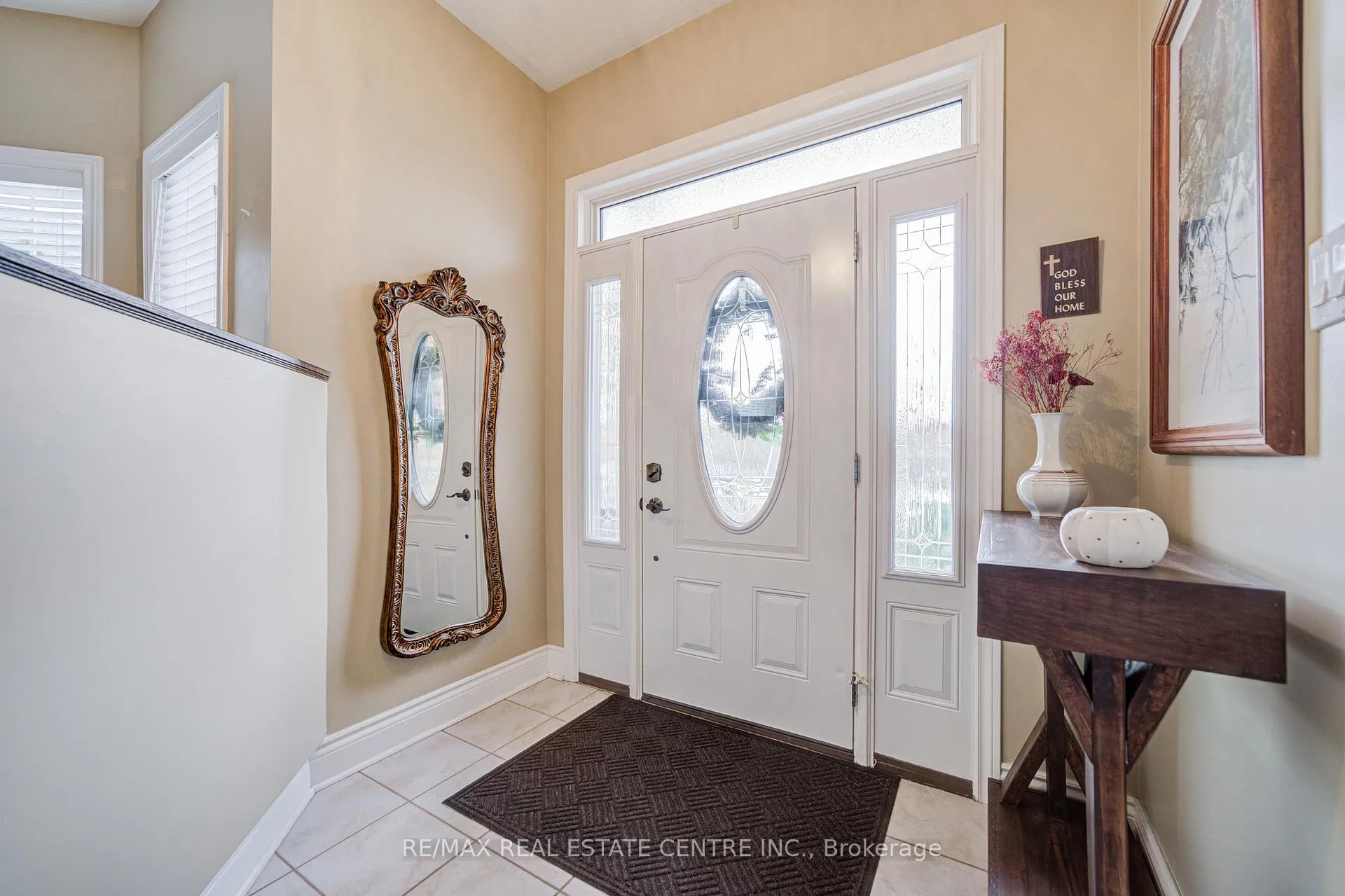 Photo 4 of 7 Carmichael Court, Caledon, Bolton West — HOMEH
