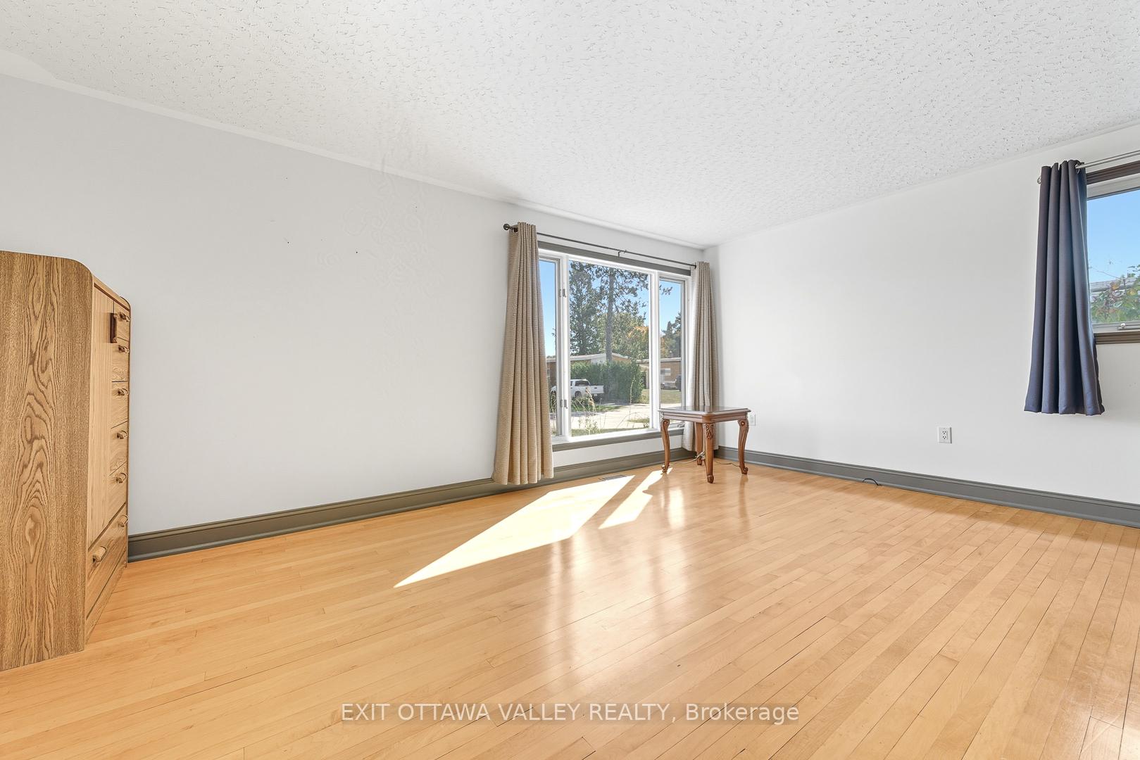 Photo 5 of 85 Frontenac Crescent, Deep River — HOMEH