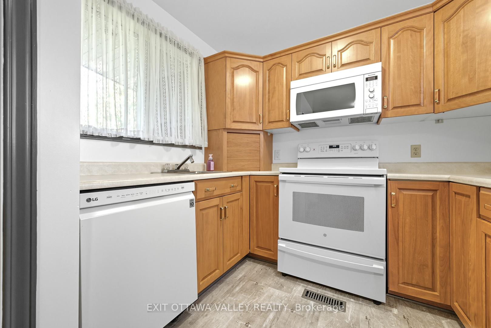 Photo 8 of 85 Frontenac Crescent, Deep River — HOMEH