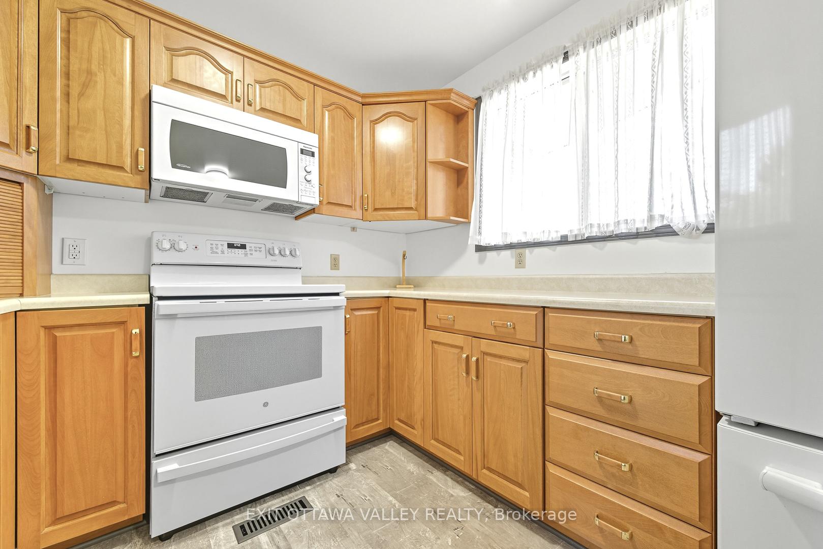 Photo 10 of 85 Frontenac Crescent, Deep River — HOMEH