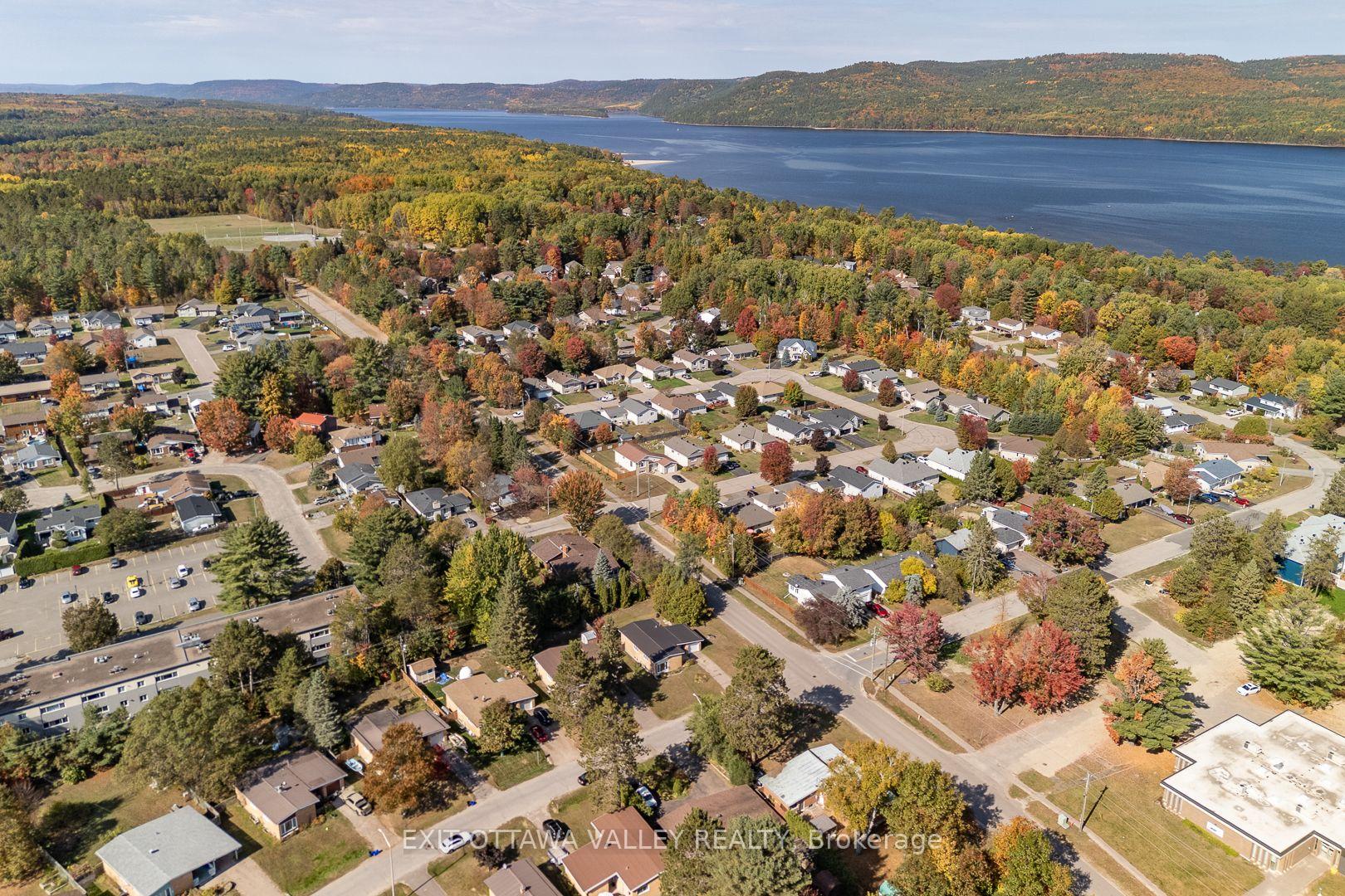 Photo 33 of 85 Frontenac Crescent, Deep River — HOMEH