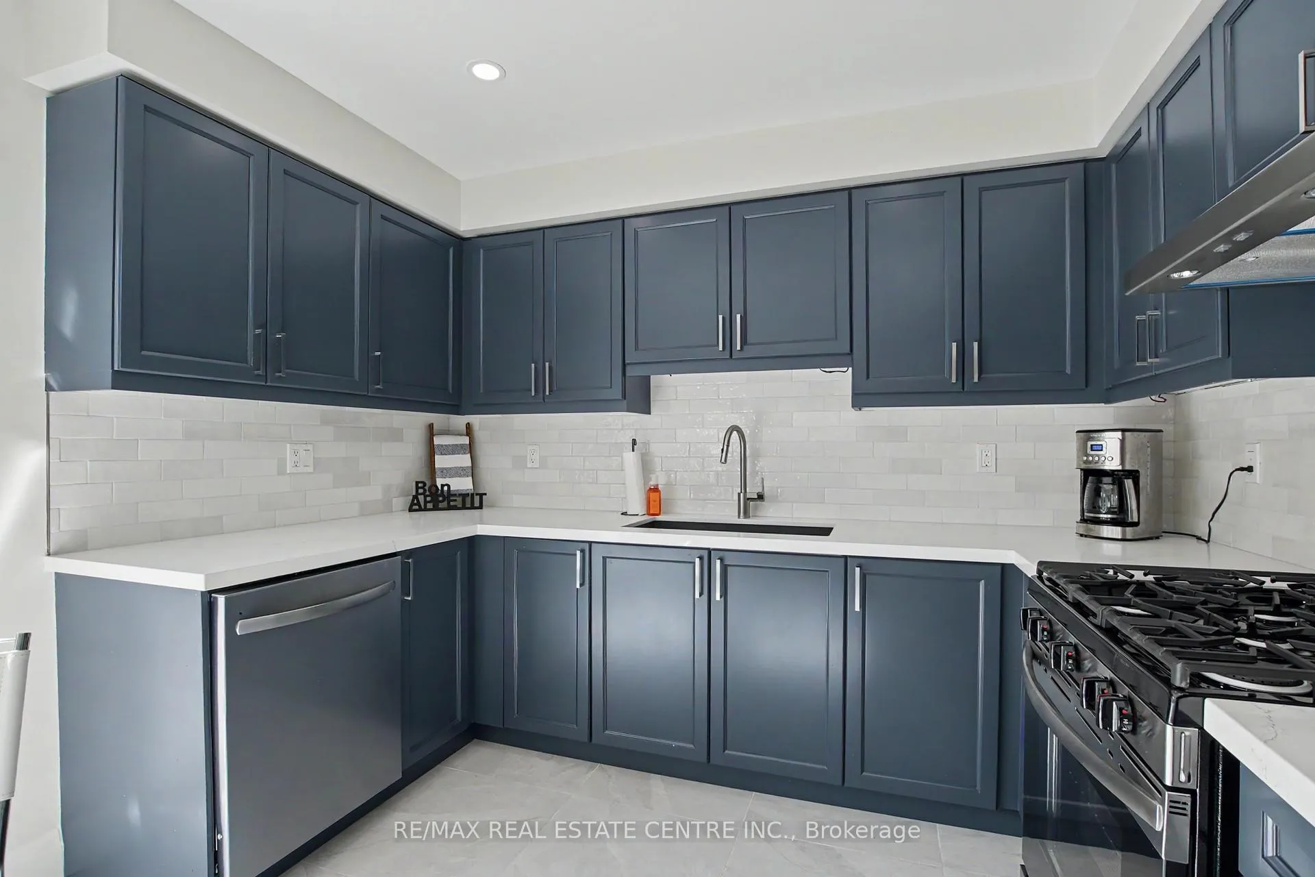 Photo 15 of 940 Clark Boulevard, Milton, Coates — HOMEH