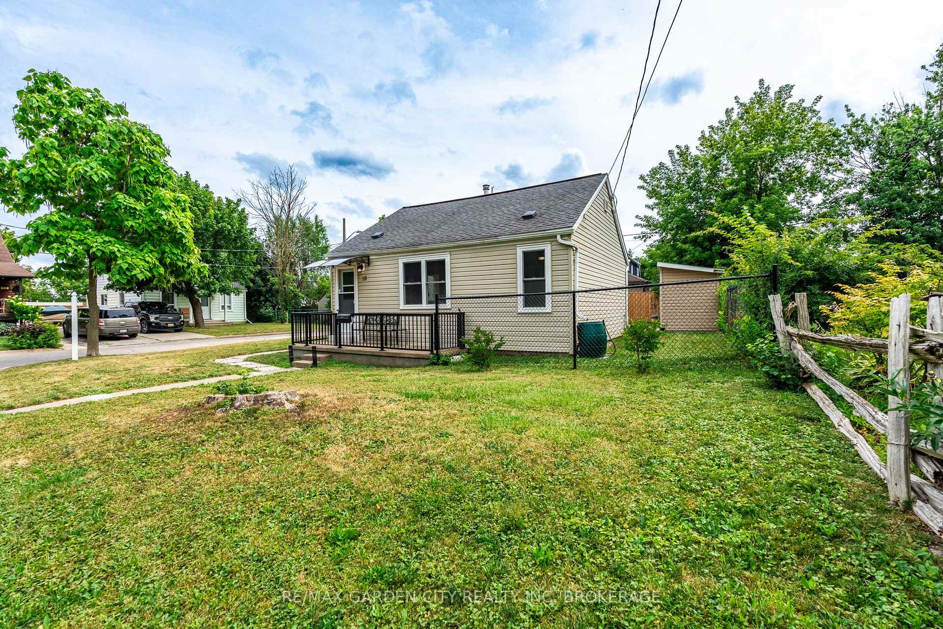 Photo 2 of 18 Glen Avenue, St. Catharines, Western Hill — HOMEH