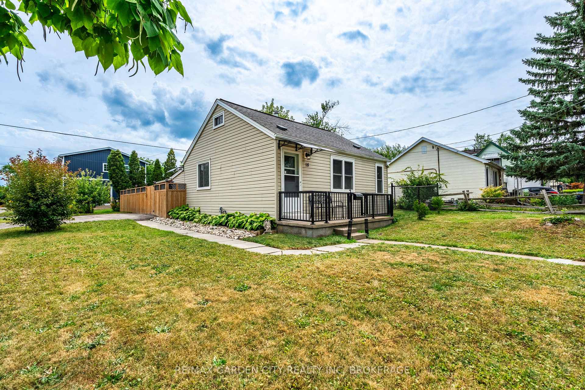 Photo 3 of 18 Glen Avenue, St. Catharines, Western Hill — HOMEH