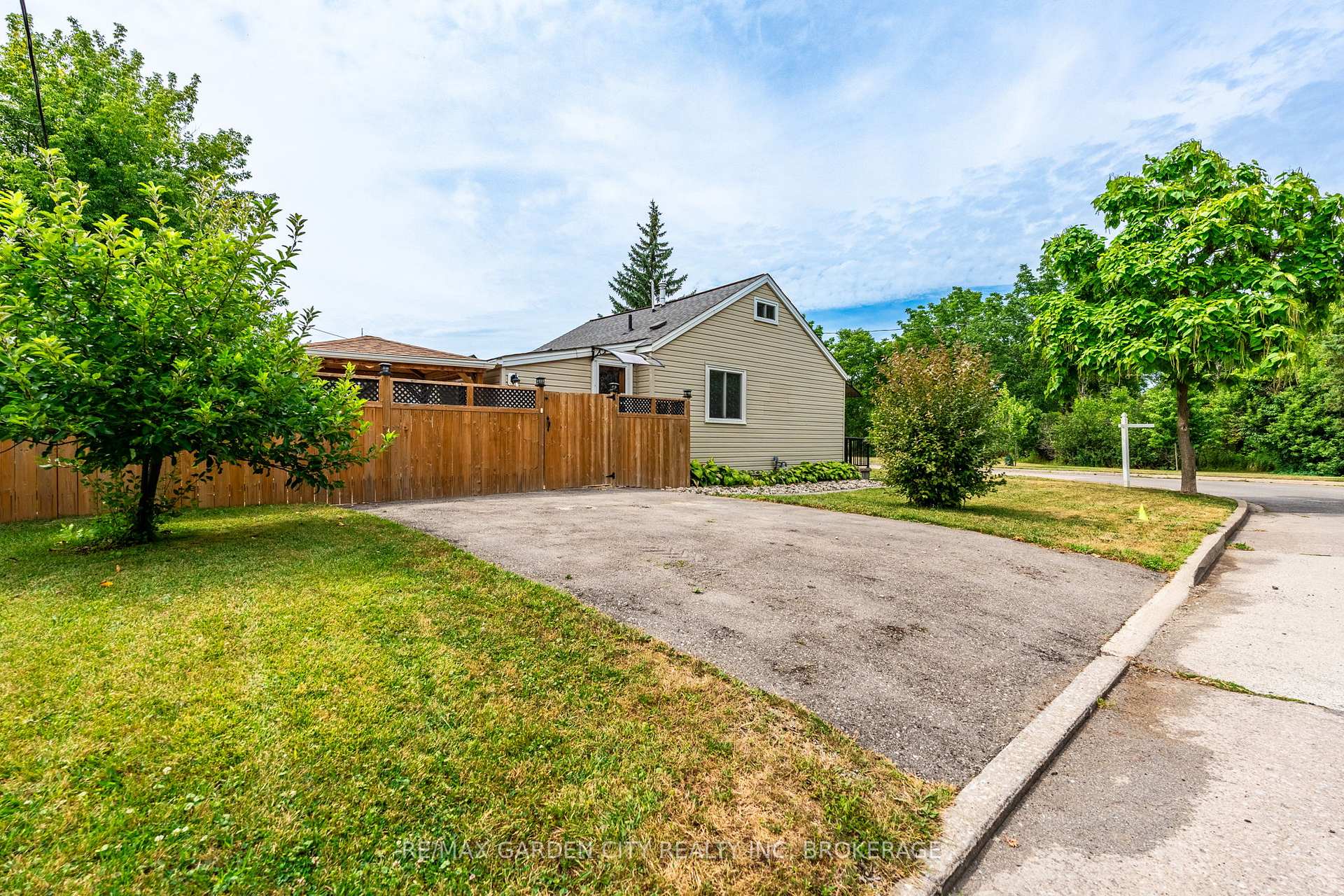 Photo 4 of 18 Glen Avenue, St. Catharines, Western Hill — HOMEH