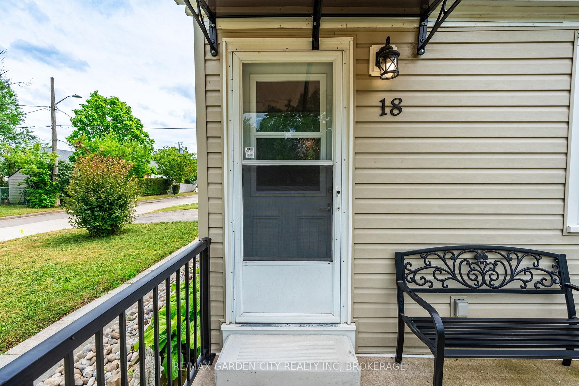 Photo 6 of 18 Glen Avenue, St. Catharines, Western Hill — HOMEH