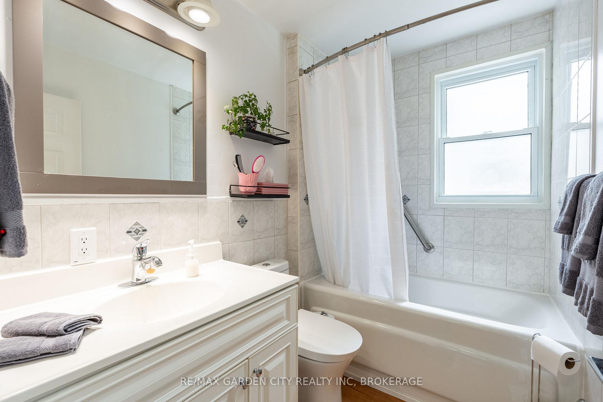 Photo 20 of 18 Glen Avenue, St. Catharines, Western Hill — HOMEH
