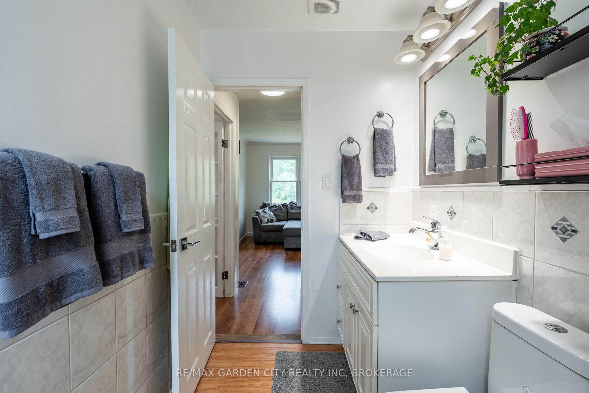 Photo 21 of 18 Glen Avenue, St. Catharines, Western Hill — HOMEH