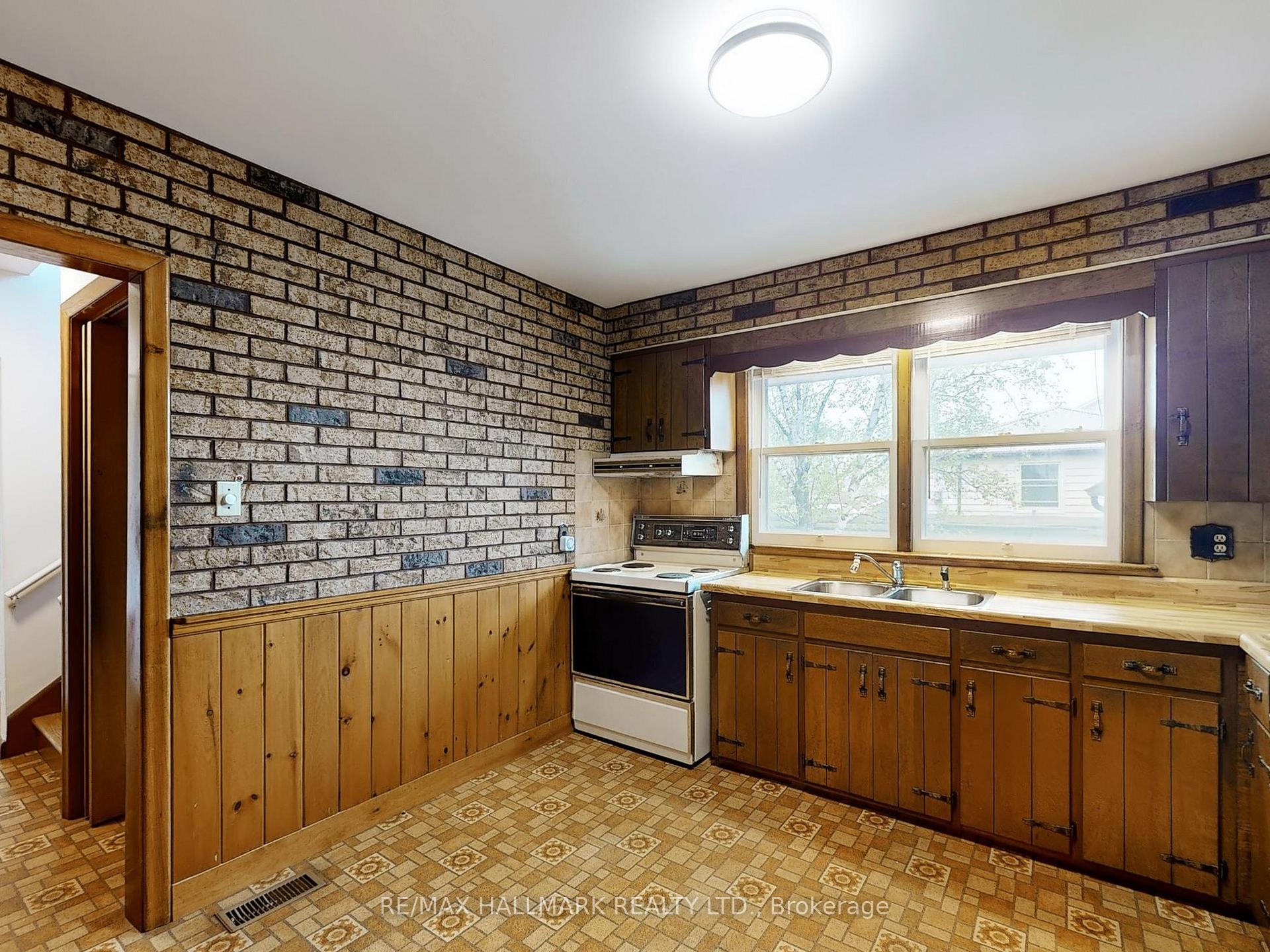 Photo 13 of 124 Mcelroy Road E, Hamilton, Balfour — HOMEH