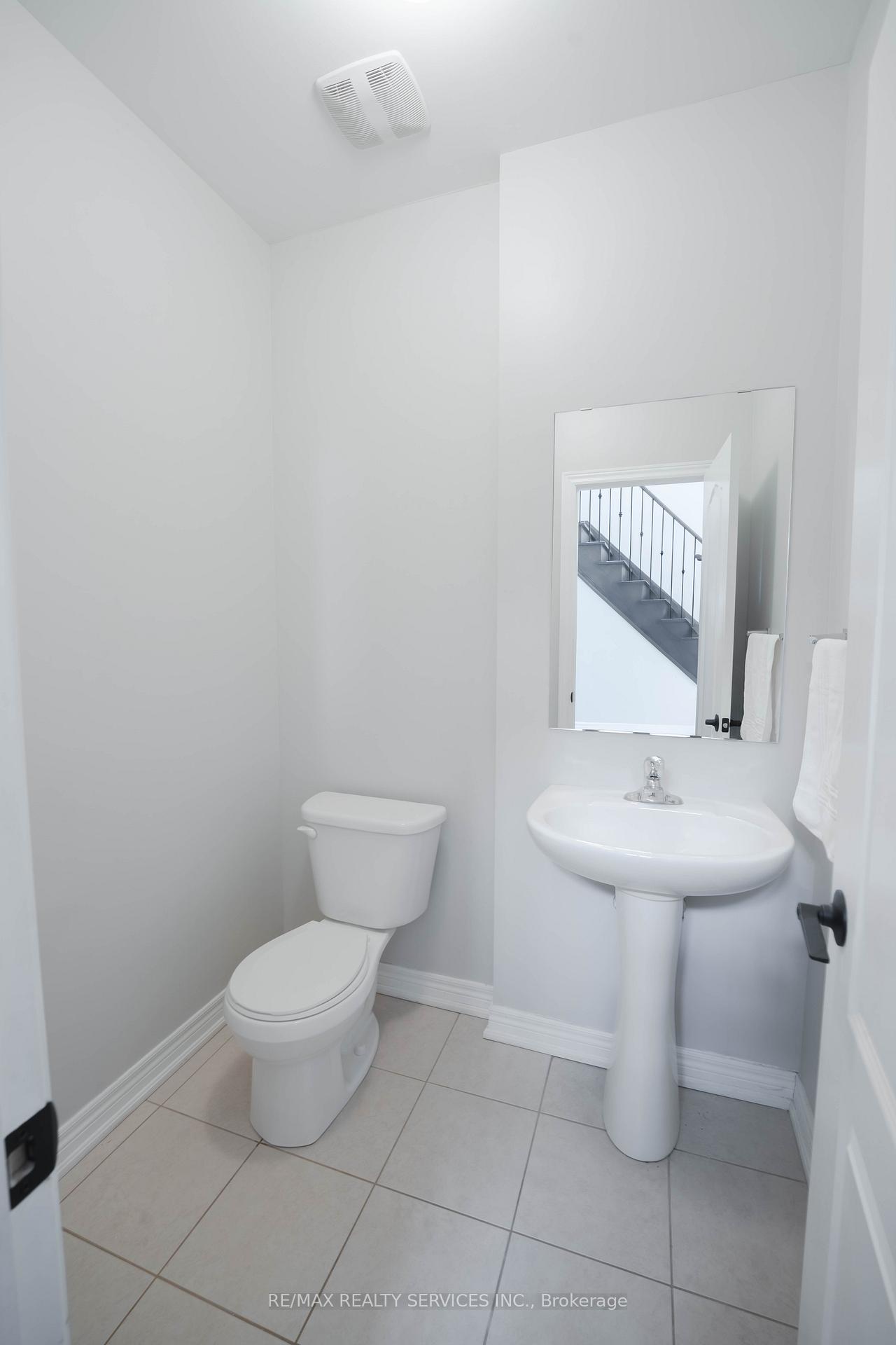 Photo 3 of 15 Ebury Drive, Brampton, Credit Valley — HOMEH