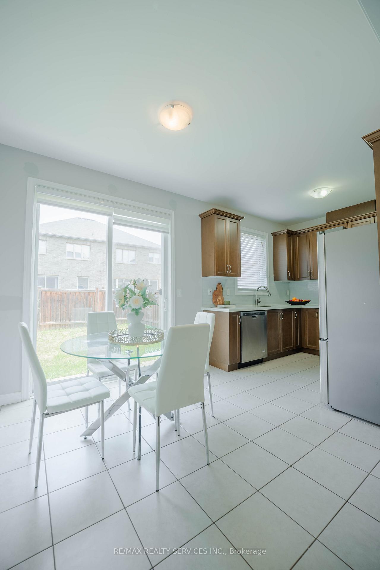 Photo 17 of 15 Ebury Drive, Brampton, Credit Valley — HOMEH