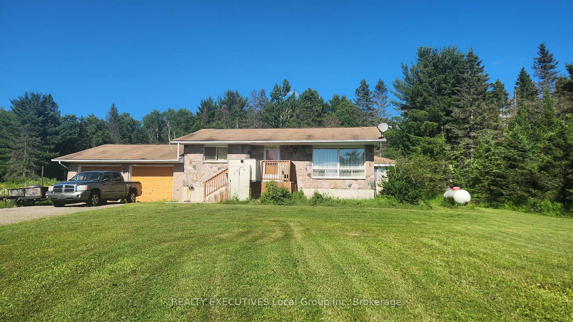 Photo 2 of 512 Maple Hill Road, Powassan — HOMEH