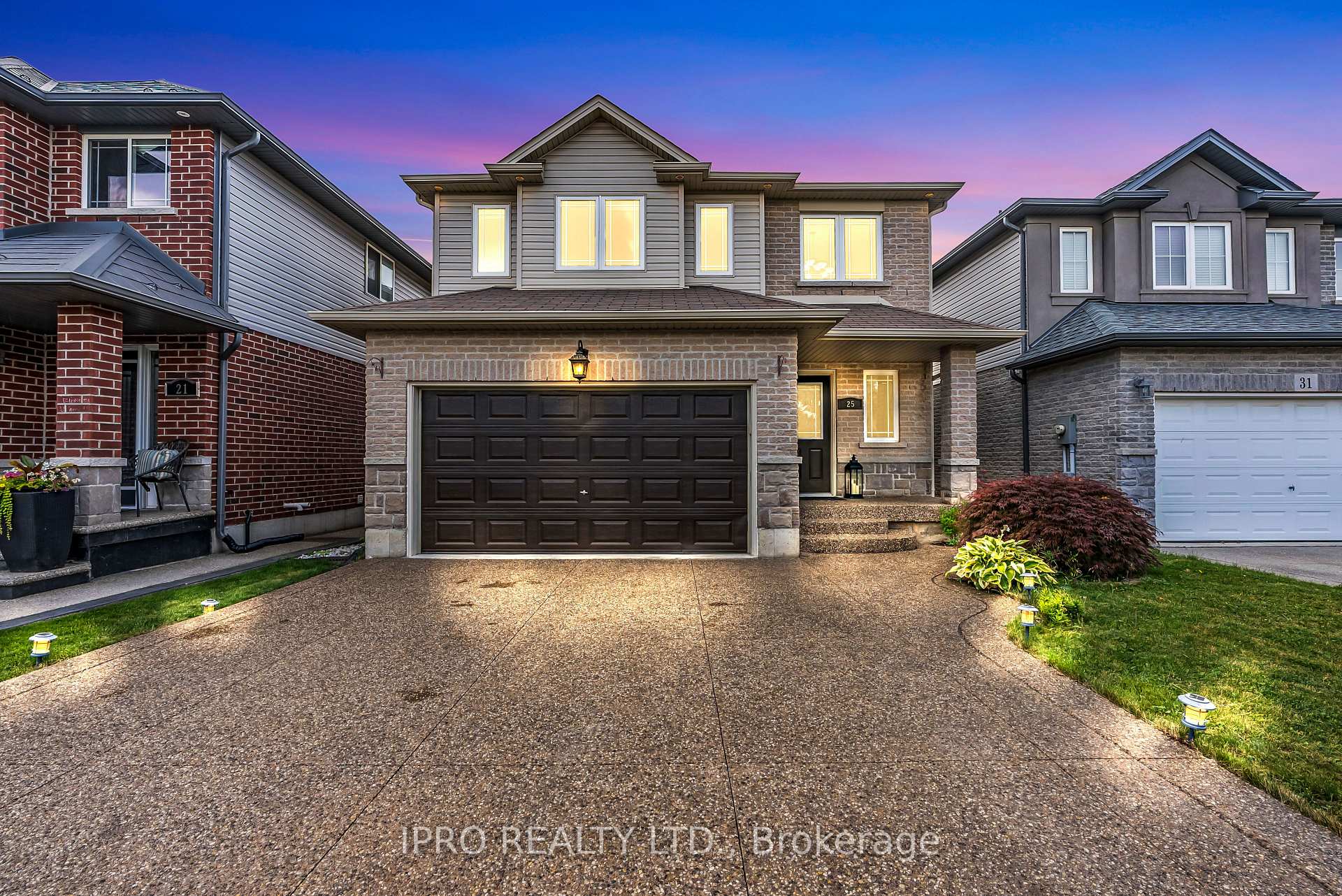 Front of 25 Stoneglen Way