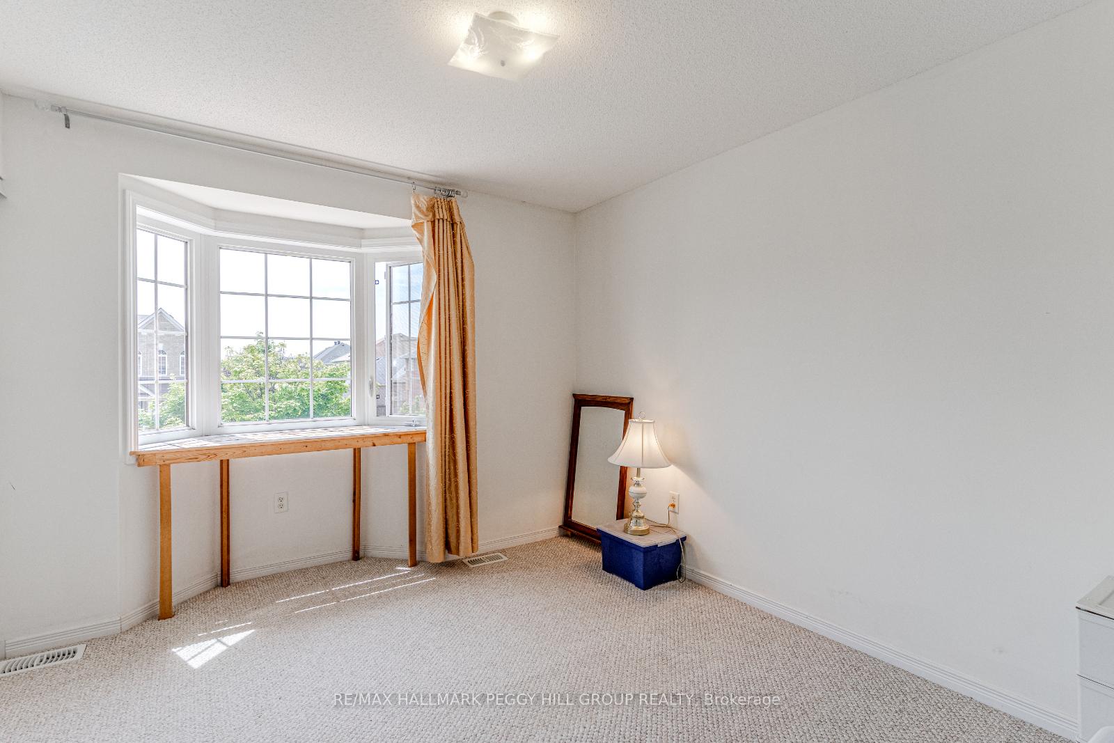 Photo 7 of 116 Empire Drive, Barrie, Innis-Shore — HOMEH