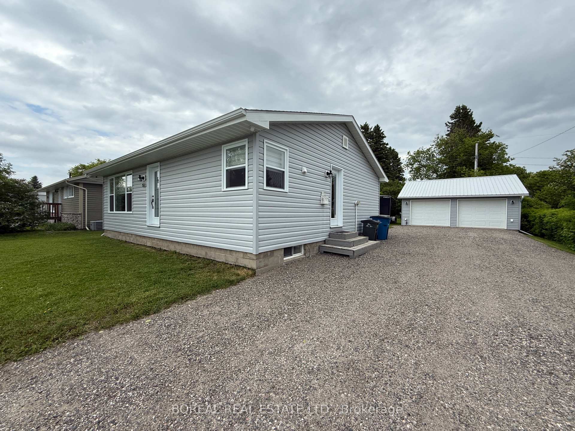 Photo 2 of 252 Fourteenth Avenue, Cochrane — HOMEH