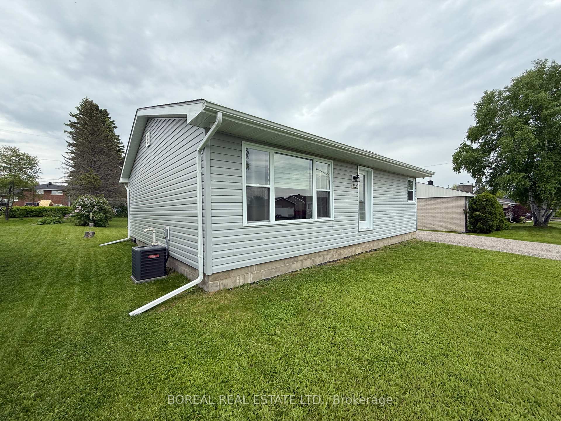 Photo 3 of 252 Fourteenth Avenue, Cochrane — HOMEH
