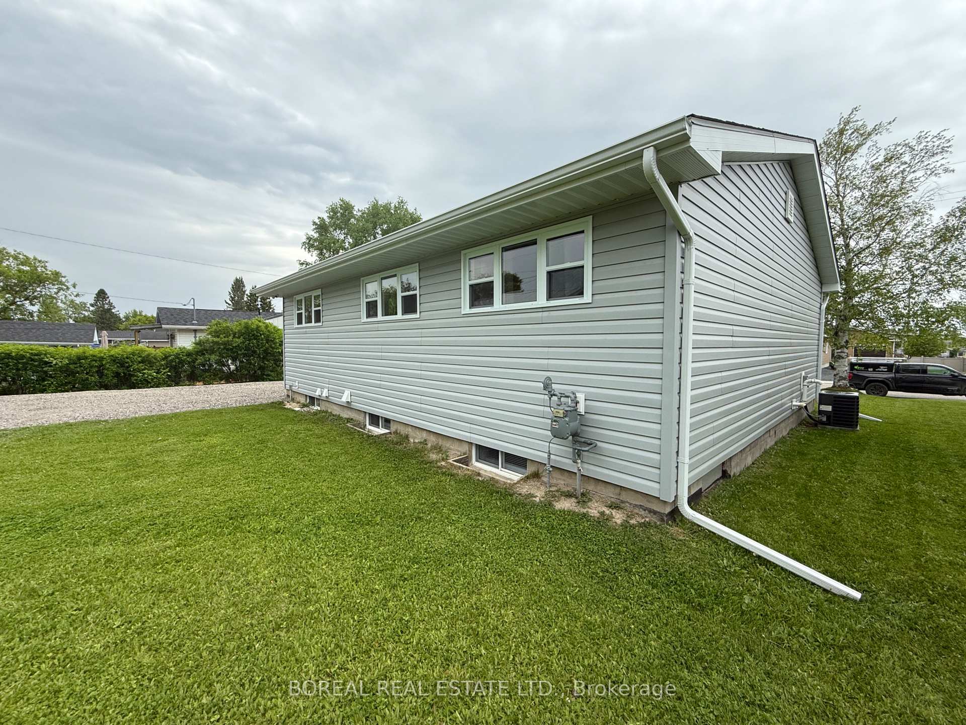 Photo 4 of 252 Fourteenth Avenue, Cochrane — HOMEH