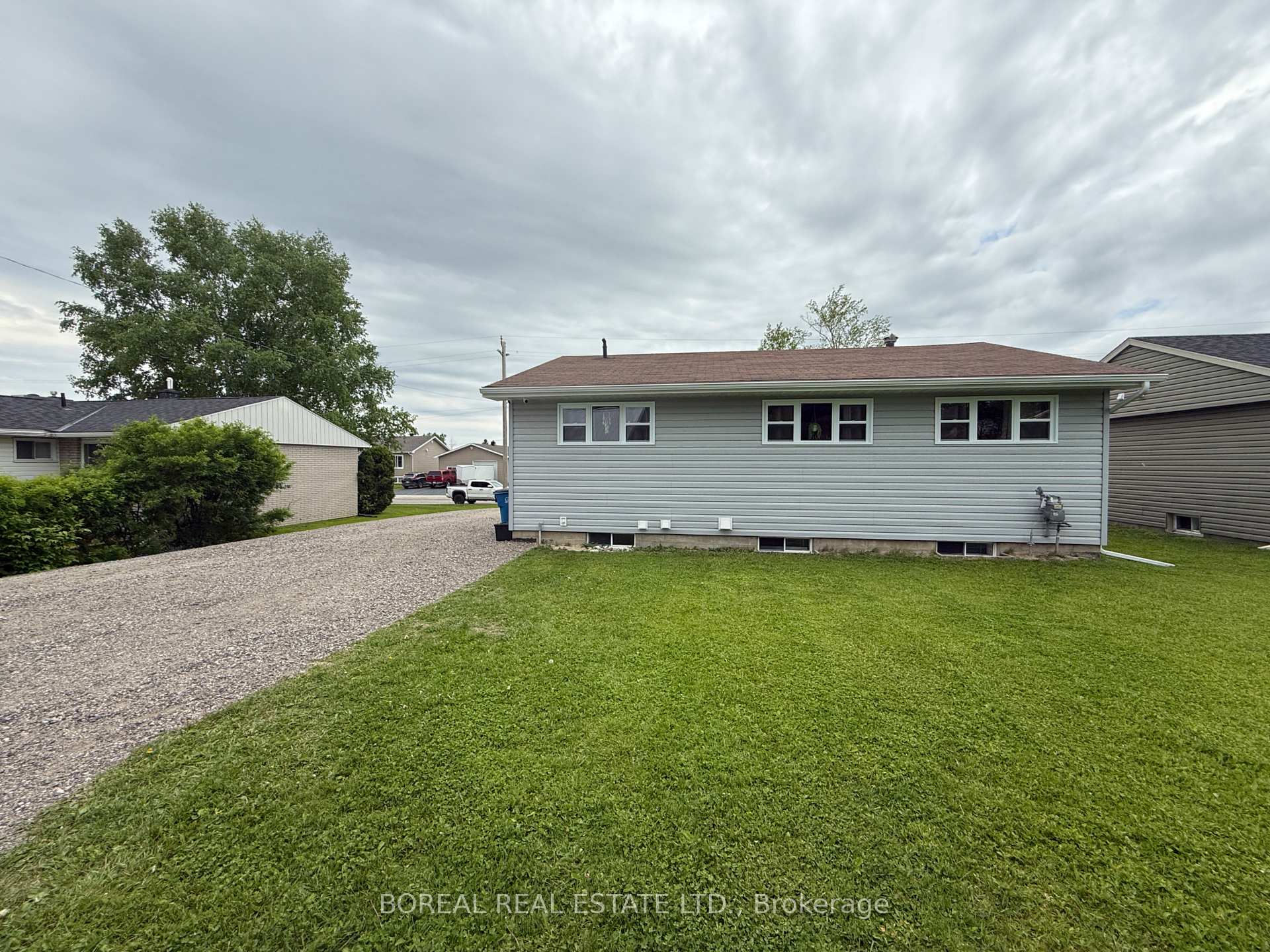 Photo 5 of 252 Fourteenth Avenue, Cochrane — HOMEH