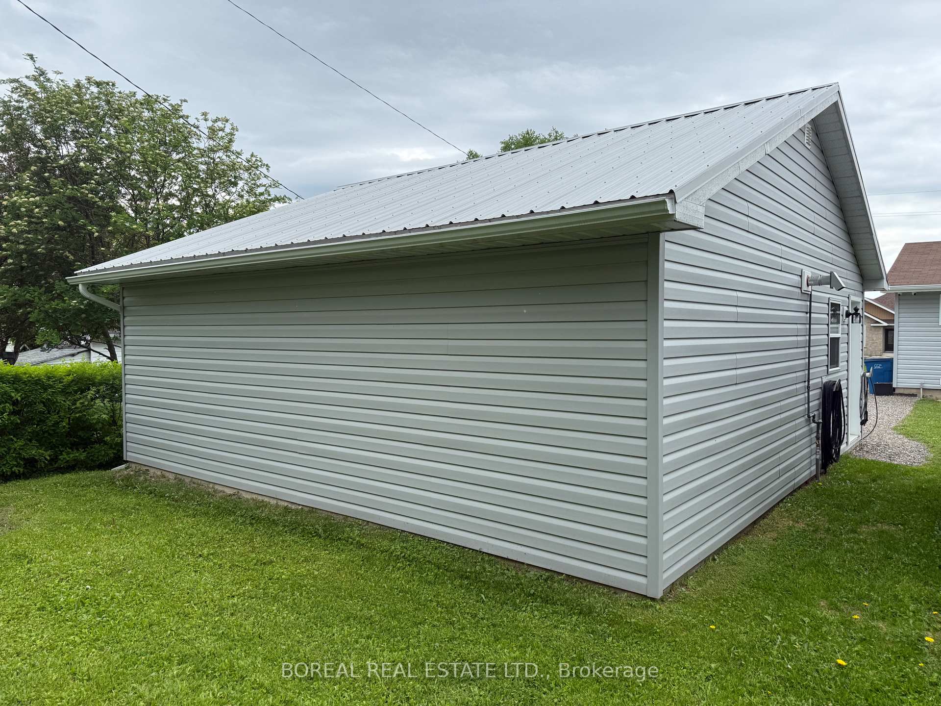 Photo 9 of 252 Fourteenth Avenue, Cochrane — HOMEH