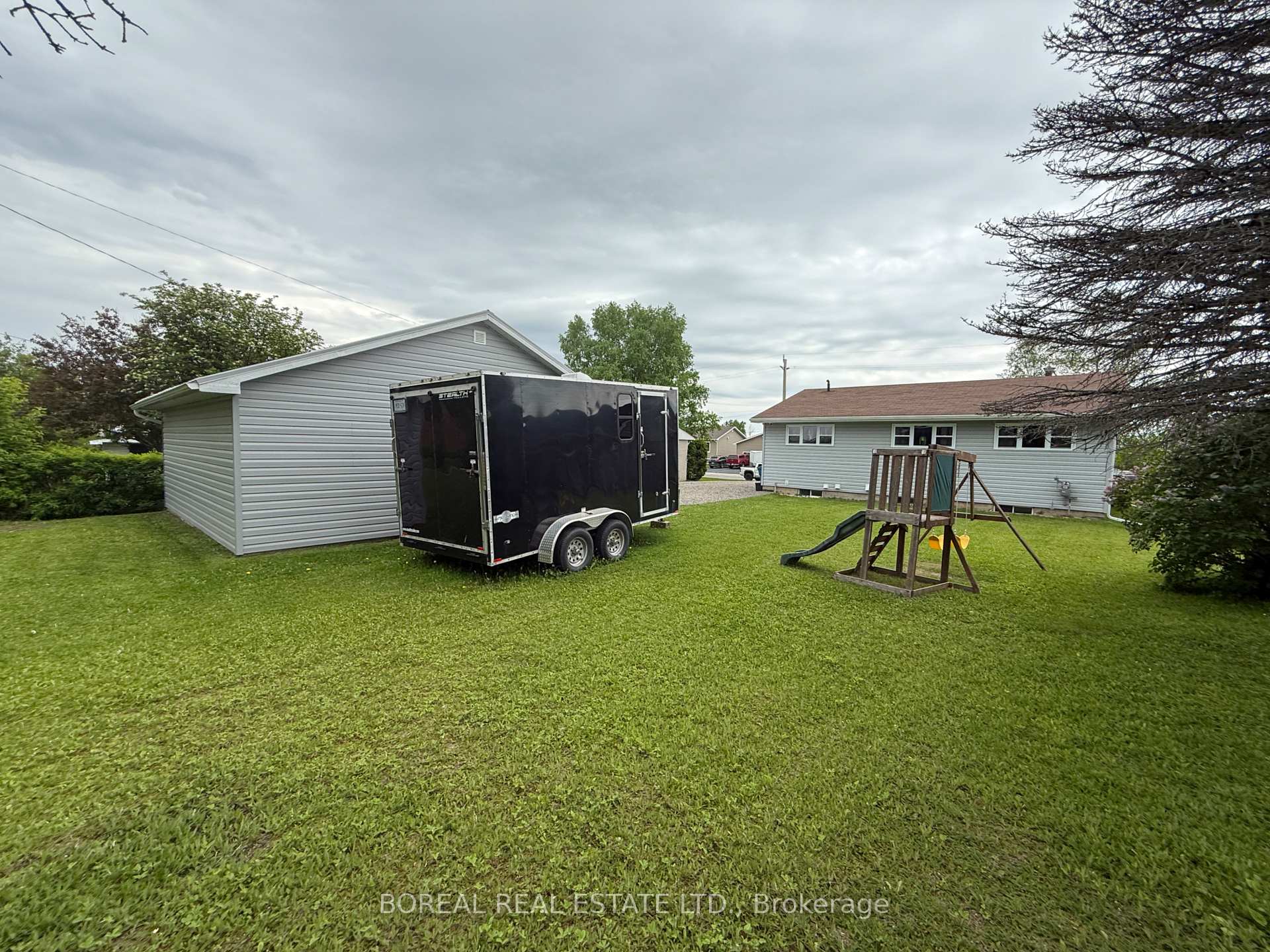 Photo 10 of 252 Fourteenth Avenue, Cochrane — HOMEH