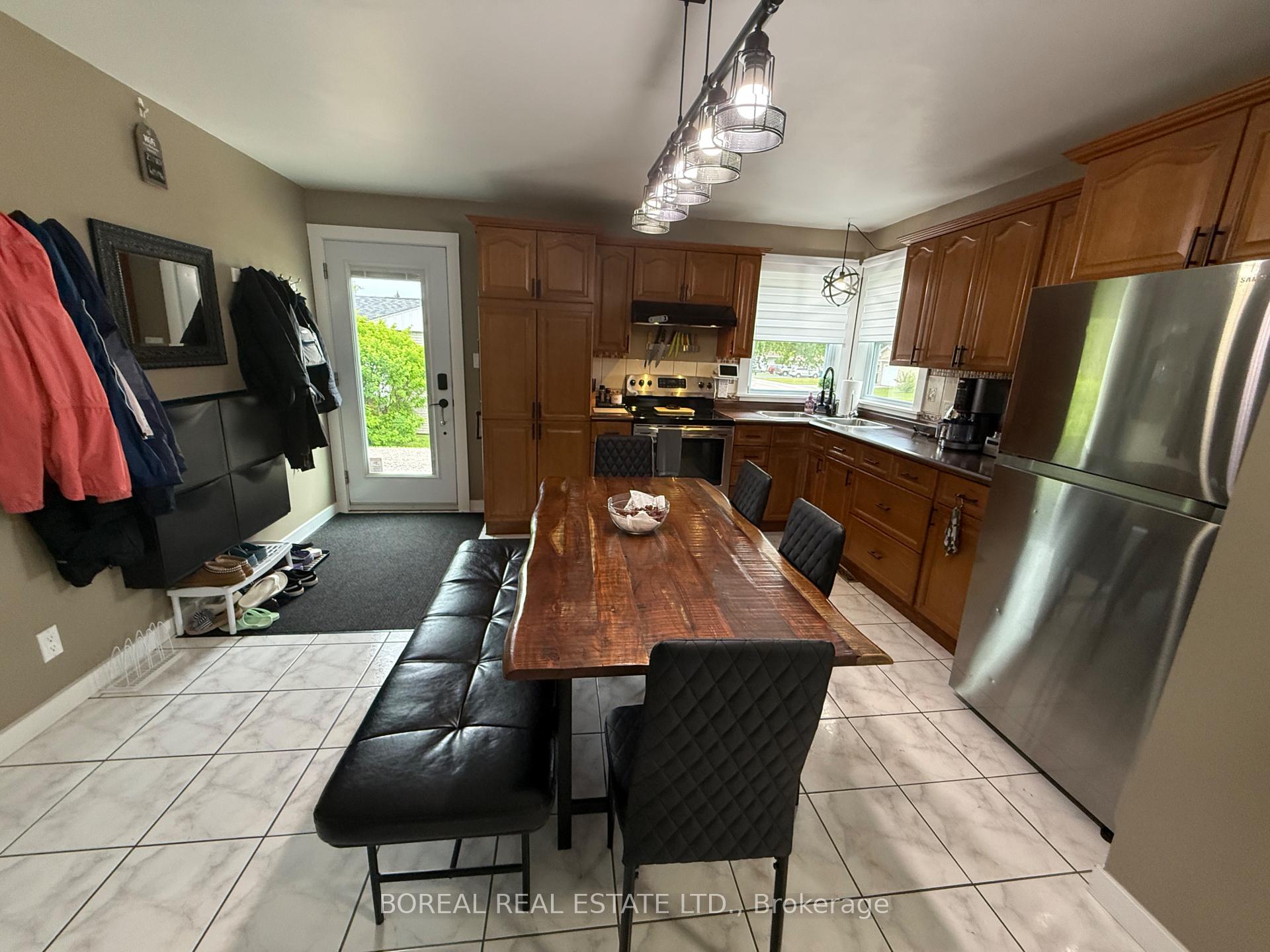Photo 11 of 252 Fourteenth Avenue, Cochrane — HOMEH