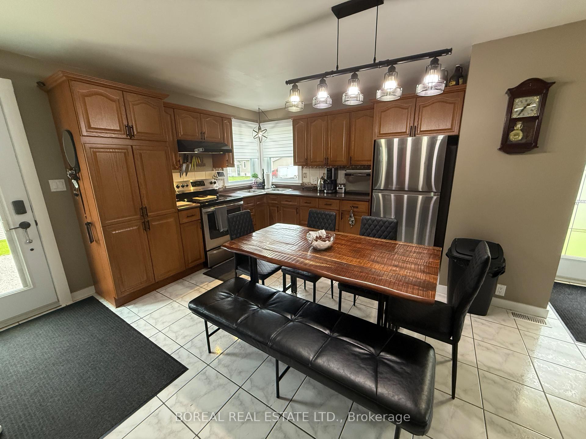 Photo 12 of 252 Fourteenth Avenue, Cochrane — HOMEH