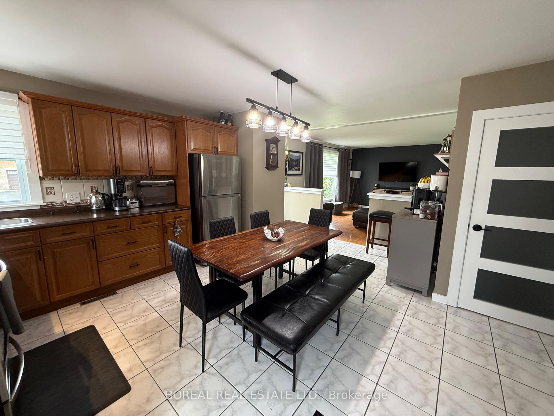 Photo 13 of 252 Fourteenth Avenue, Cochrane — HOMEH