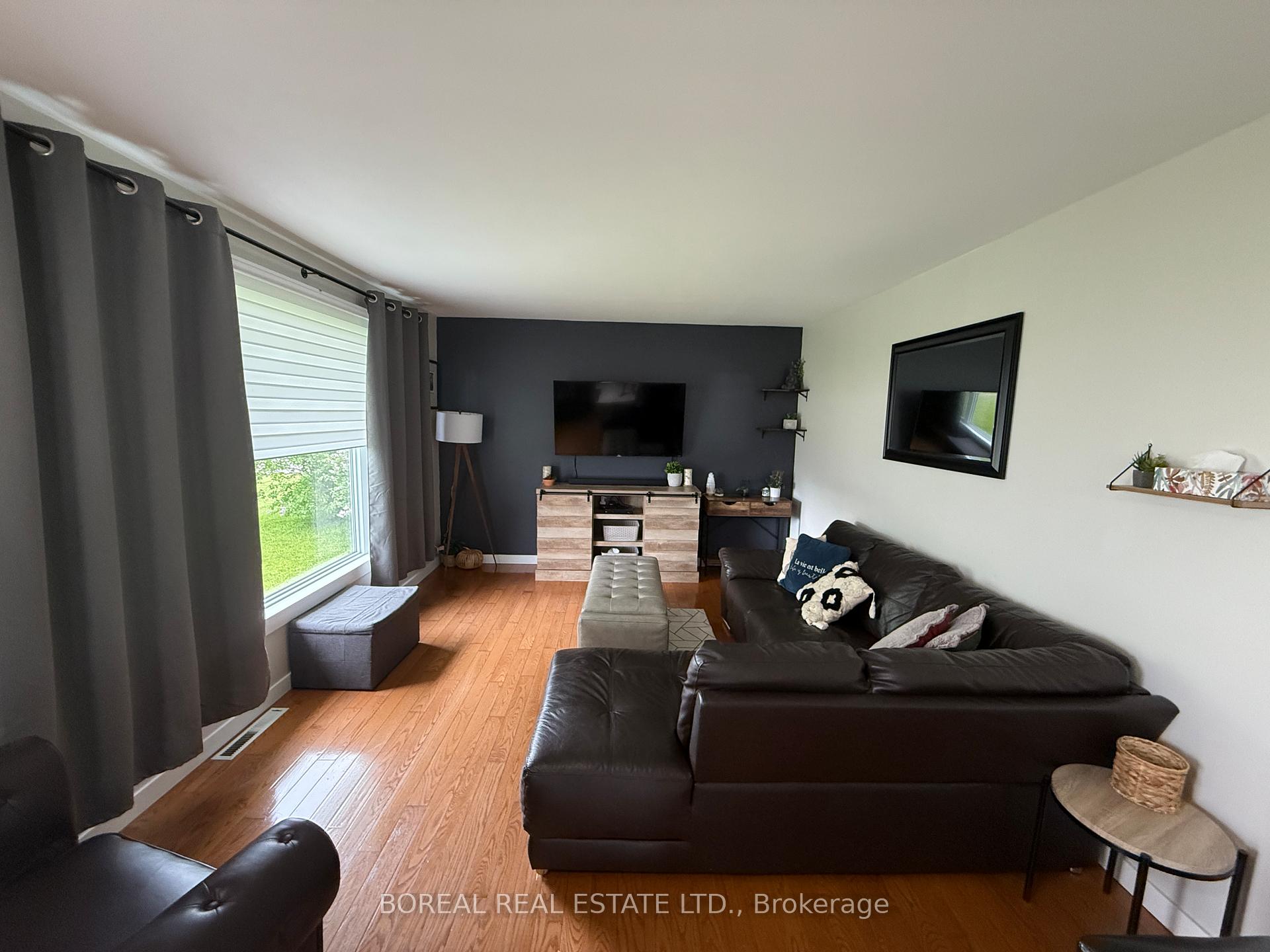 Photo 14 of 252 Fourteenth Avenue, Cochrane — HOMEH