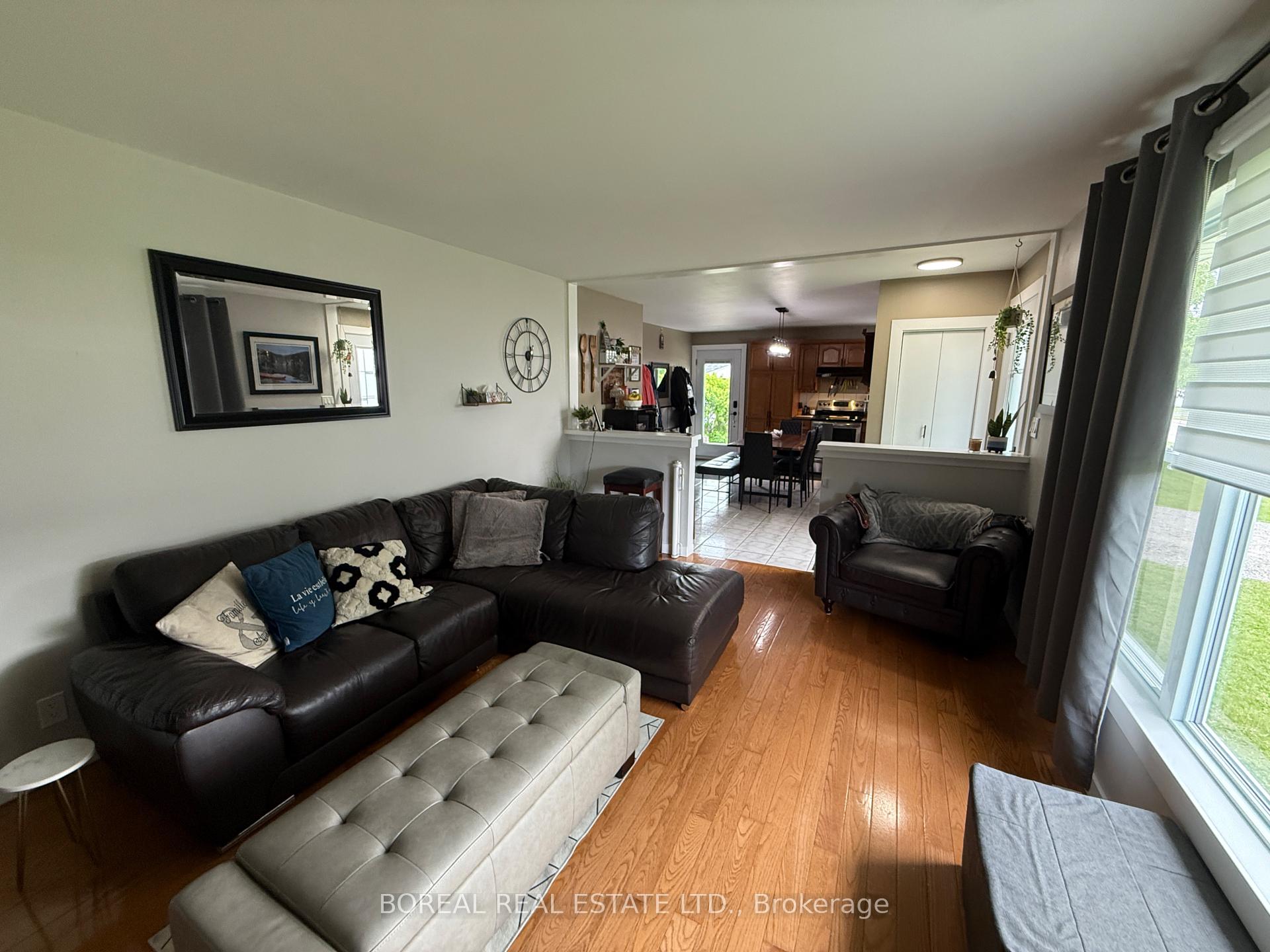 Photo 15 of 252 Fourteenth Avenue, Cochrane — HOMEH