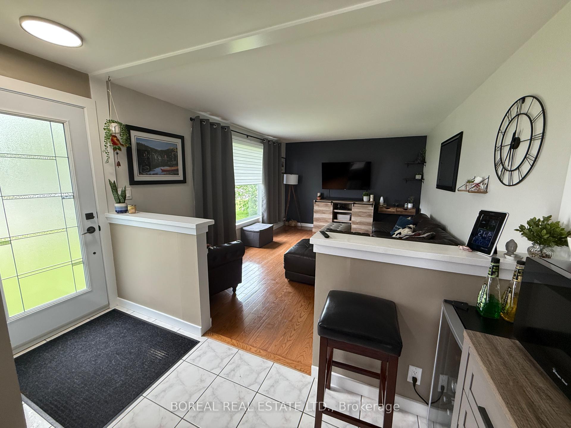 Photo 18 of 252 Fourteenth Avenue, Cochrane — HOMEH