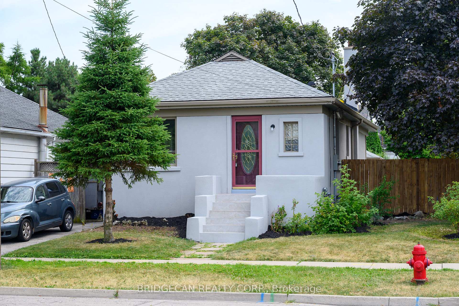 Front of 258 Brucedale Avenue E