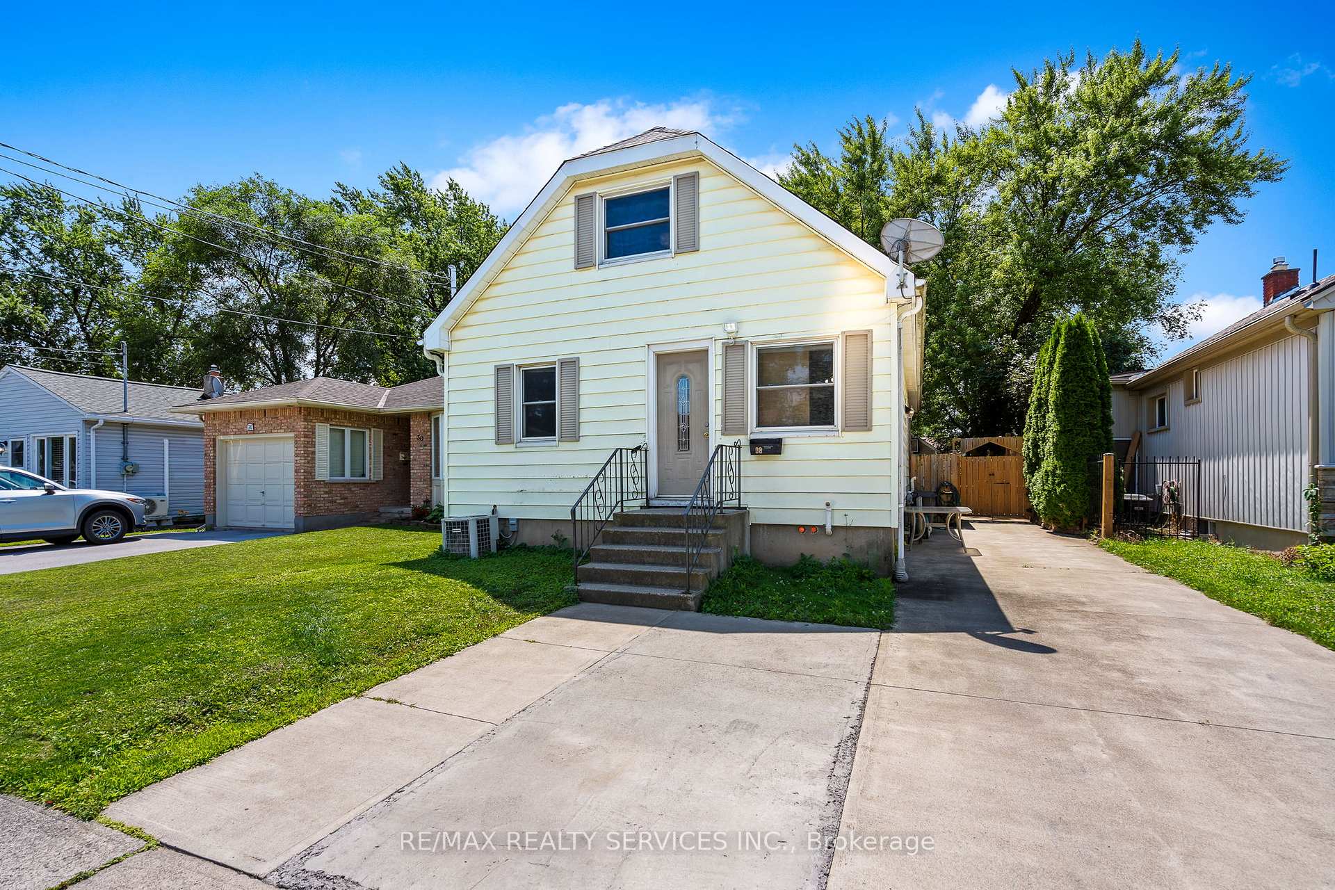 Photo 2 of 28 Alexandra Boulevard, St. Catharines, Secord Woods — HOMEH
