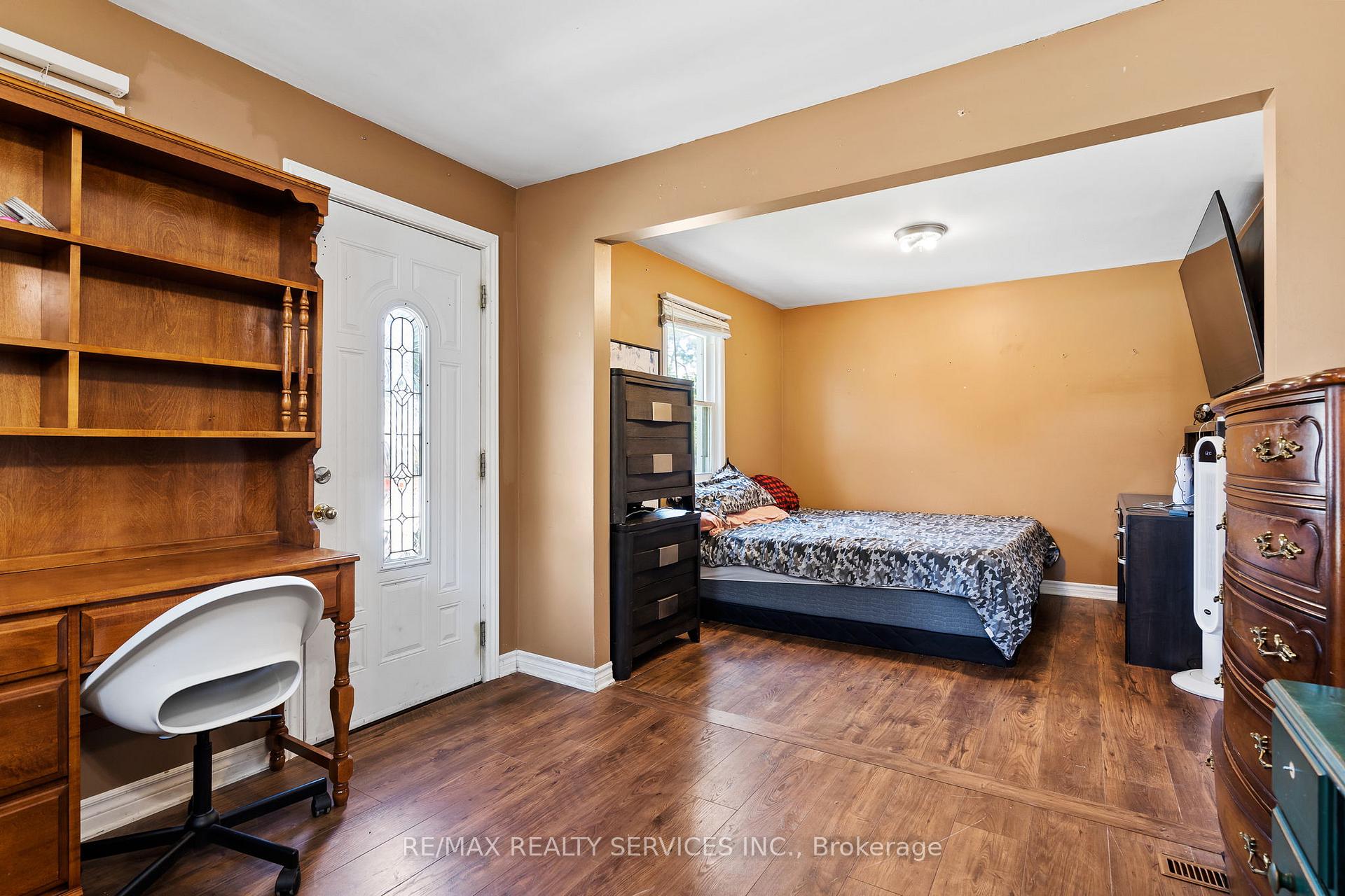 Photo 3 of 28 Alexandra Boulevard, St. Catharines, Secord Woods — HOMEH
