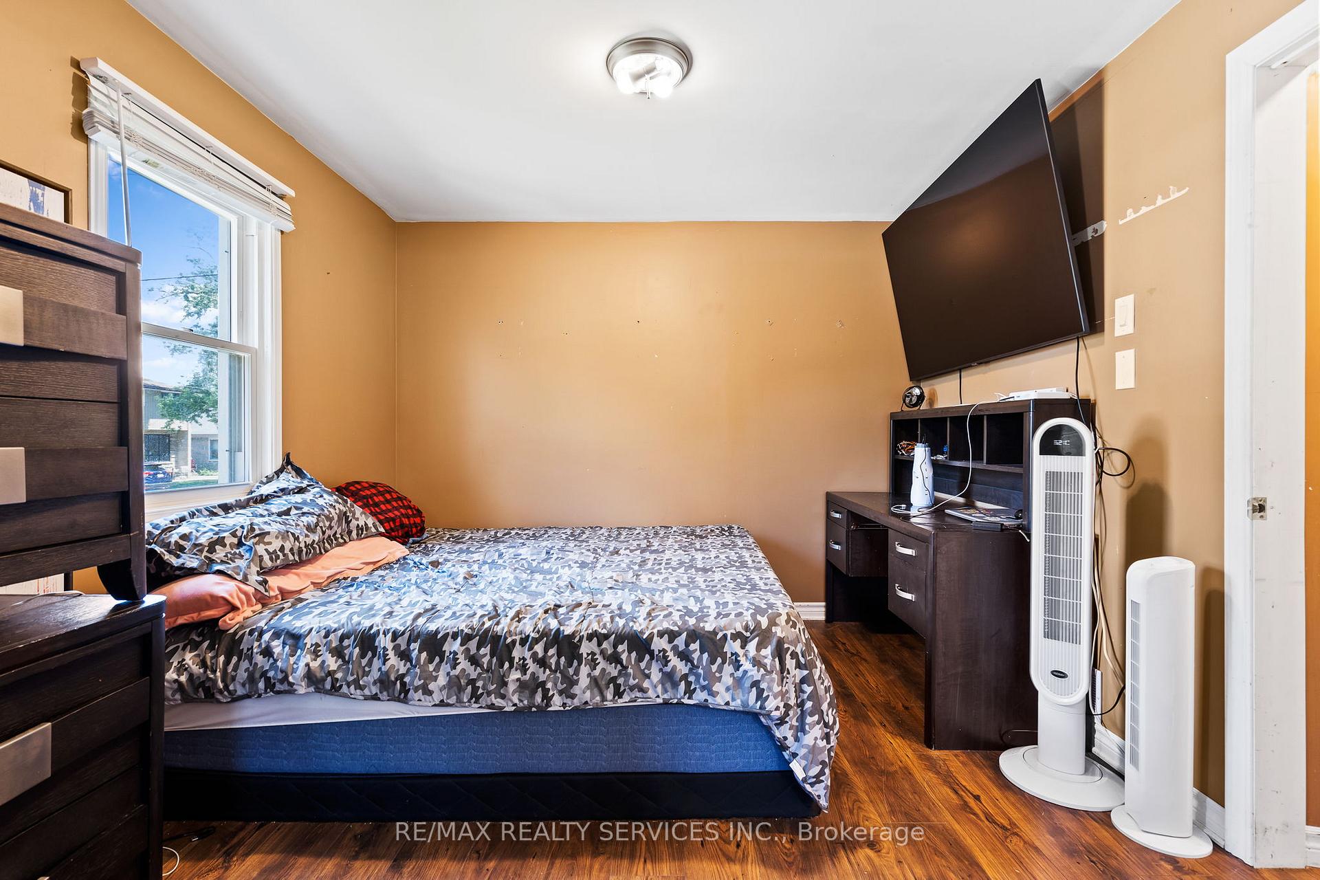 Photo 4 of 28 Alexandra Boulevard, St. Catharines, Secord Woods — HOMEH