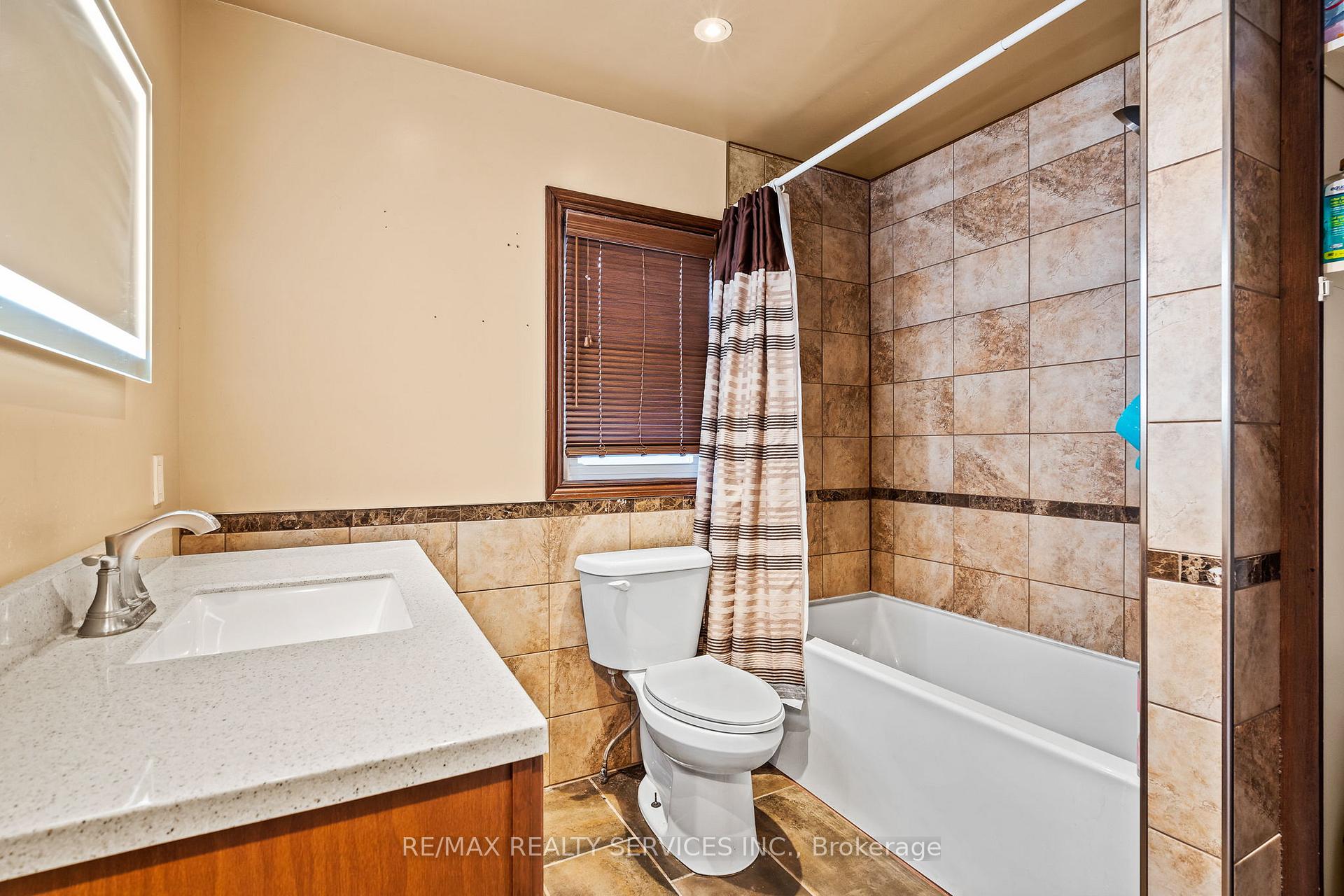 Photo 6 of 28 Alexandra Boulevard, St. Catharines, Secord Woods — HOMEH