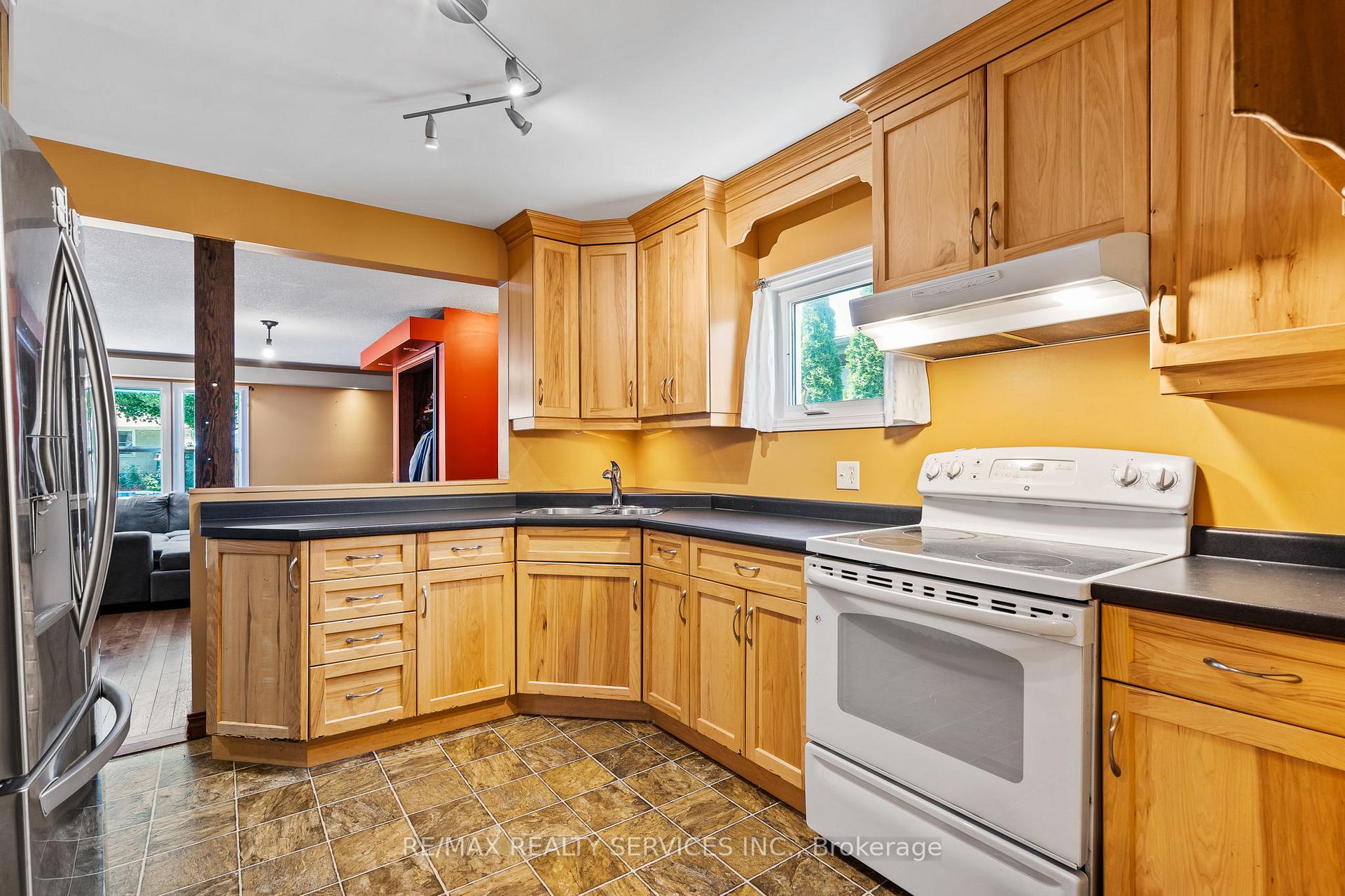Photo 8 of 28 Alexandra Boulevard, St. Catharines, Secord Woods — HOMEH
