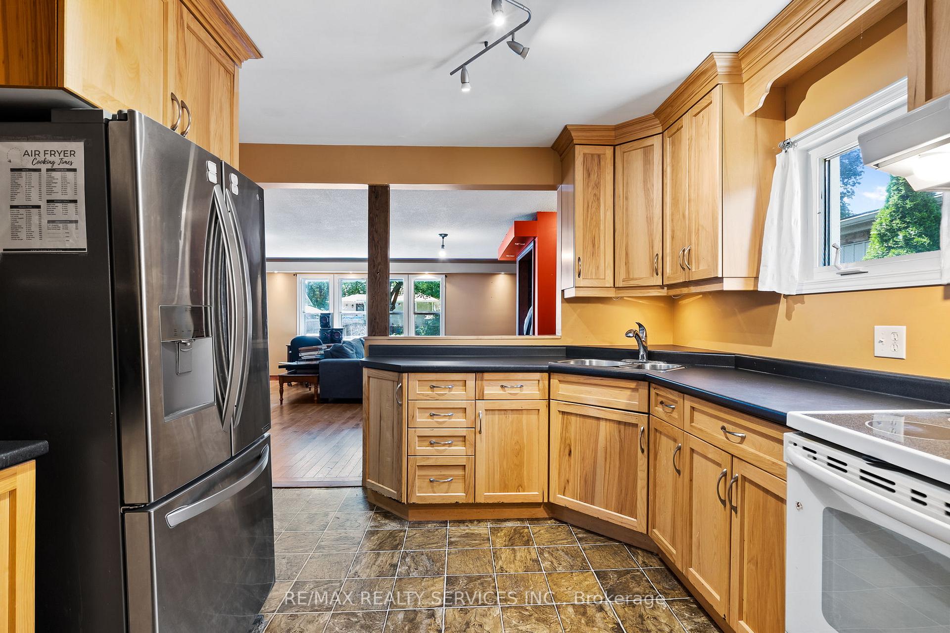 Photo 9 of 28 Alexandra Boulevard, St. Catharines, Secord Woods — HOMEH