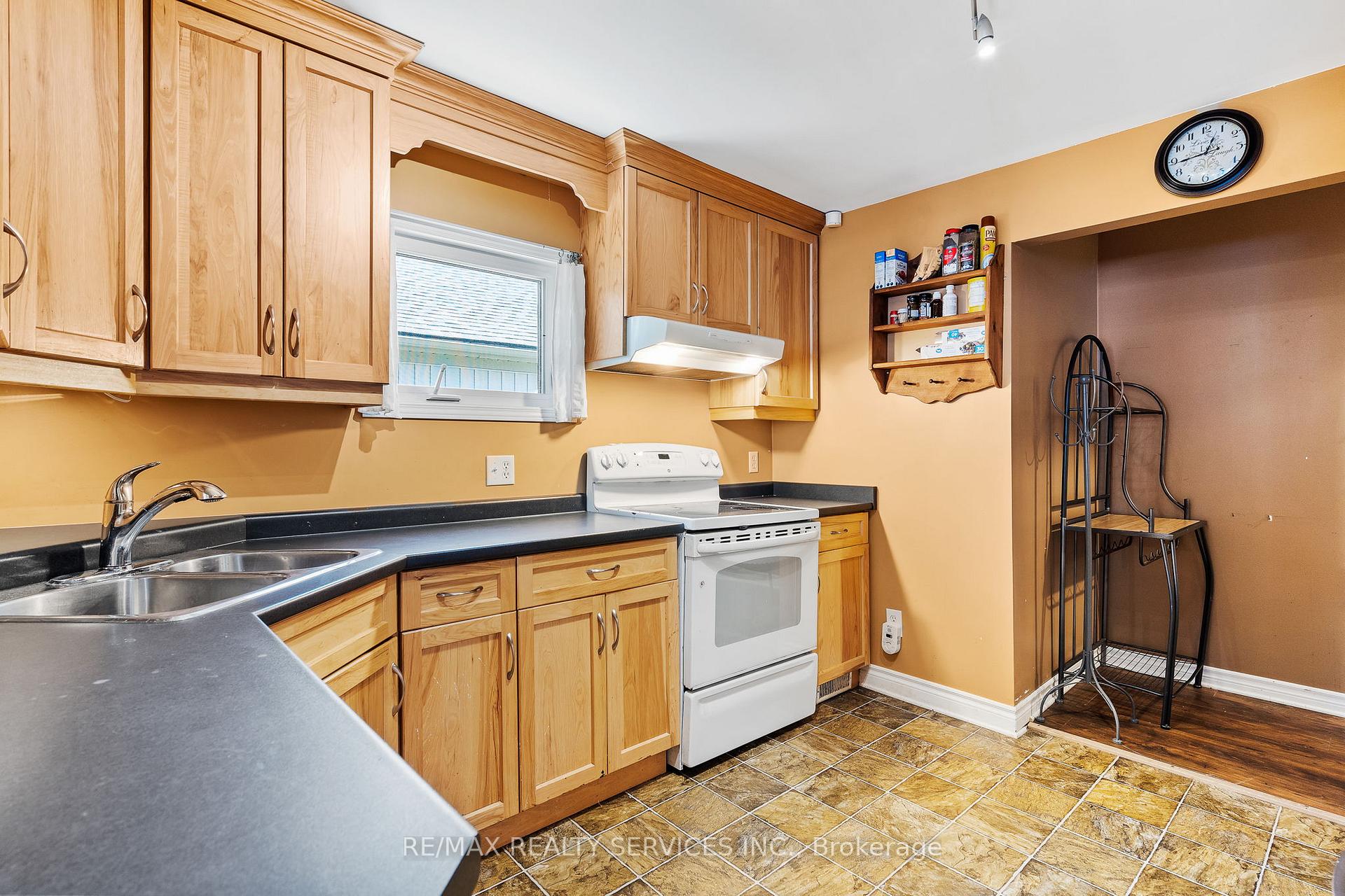 Photo 10 of 28 Alexandra Boulevard, St. Catharines, Secord Woods — HOMEH
