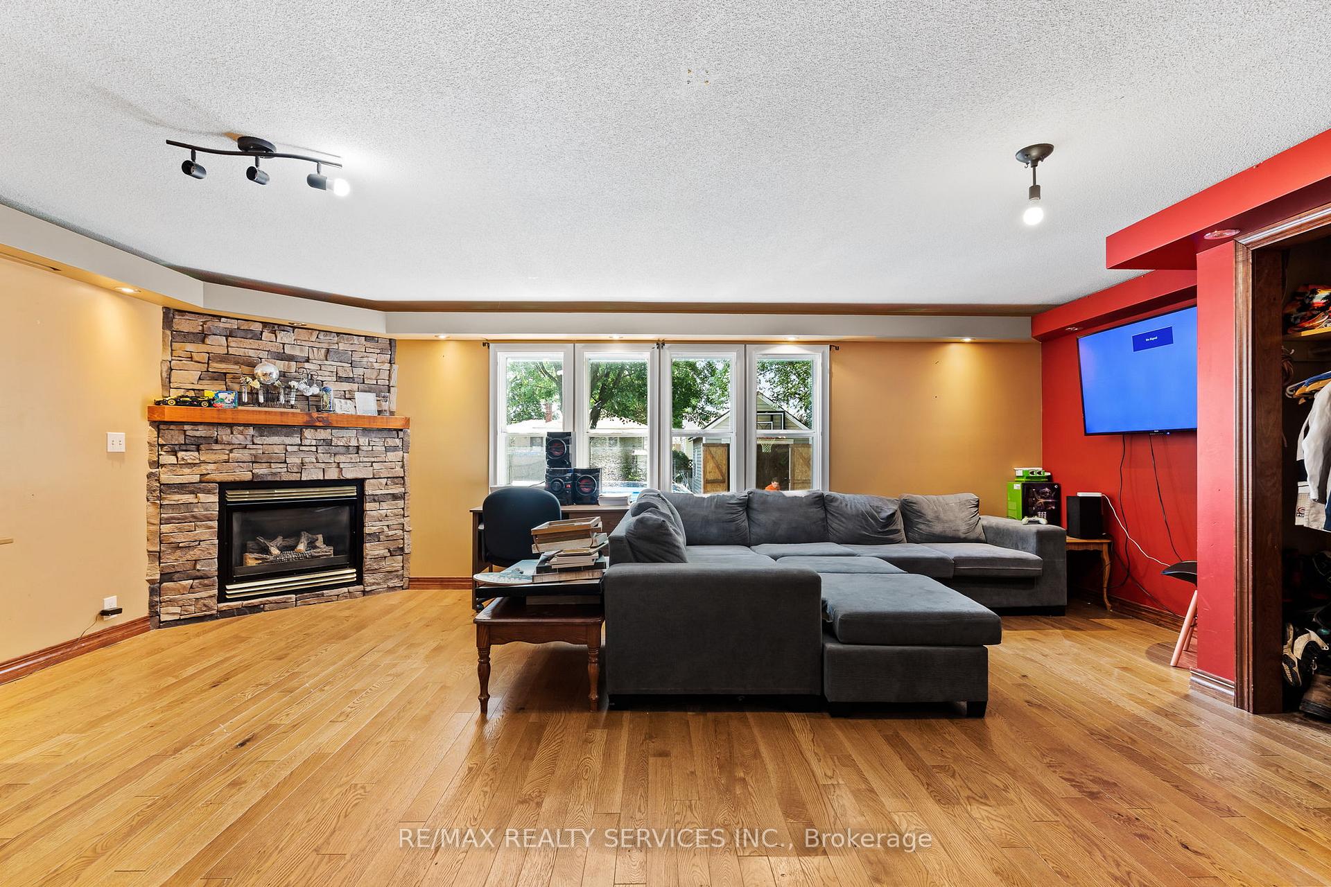 Photo 11 of 28 Alexandra Boulevard, St. Catharines, Secord Woods — HOMEH