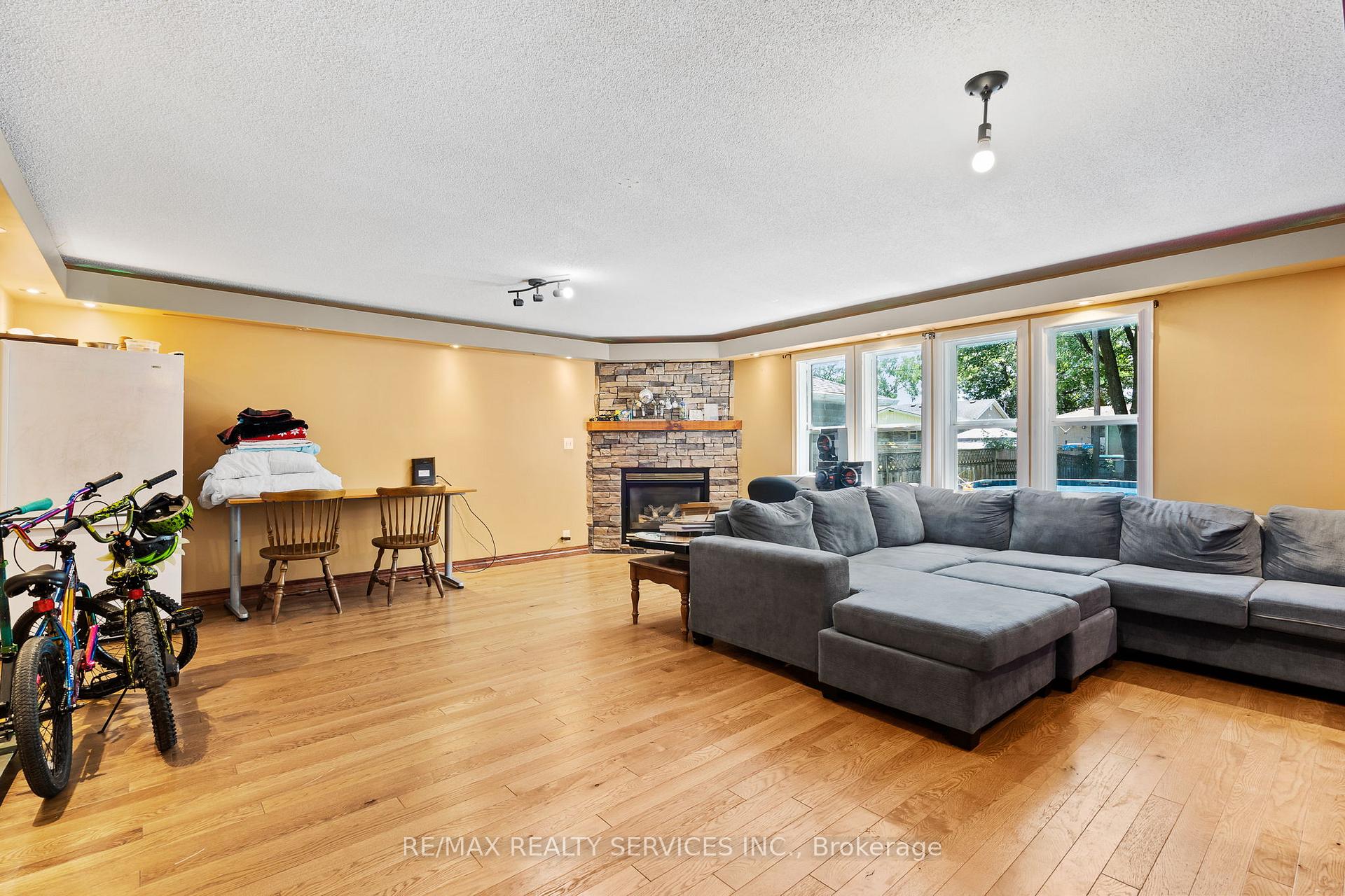 Photo 12 of 28 Alexandra Boulevard, St. Catharines, Secord Woods — HOMEH