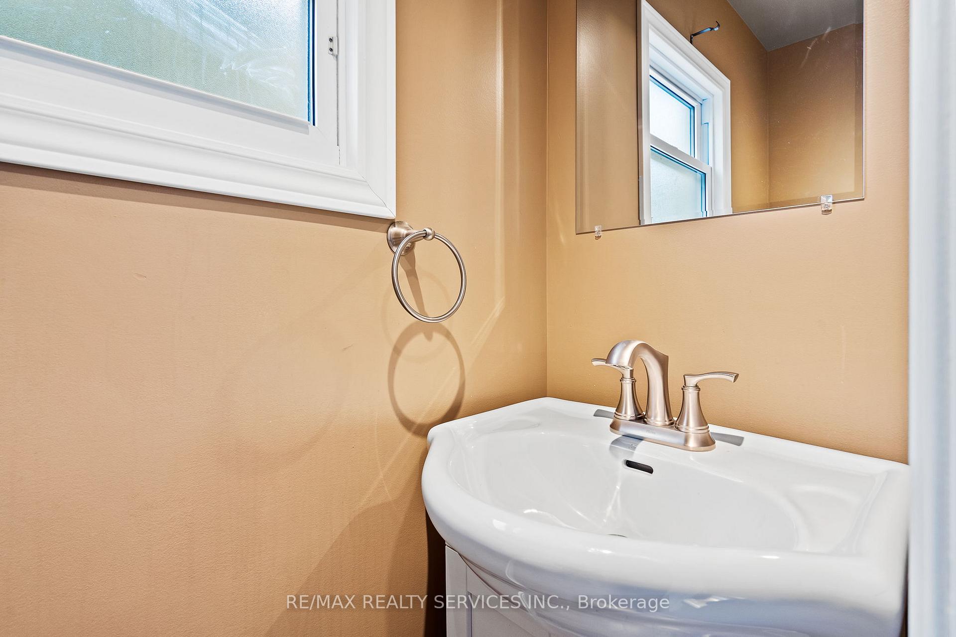 Photo 14 of 28 Alexandra Boulevard, St. Catharines, Secord Woods — HOMEH