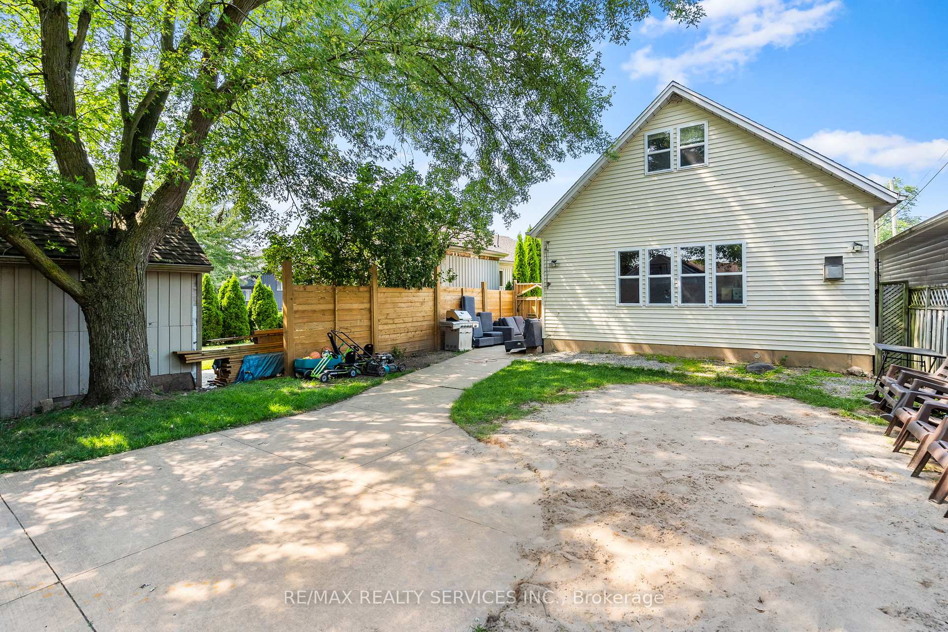 Photo 23 of 28 Alexandra Boulevard, St. Catharines, Secord Woods — HOMEH