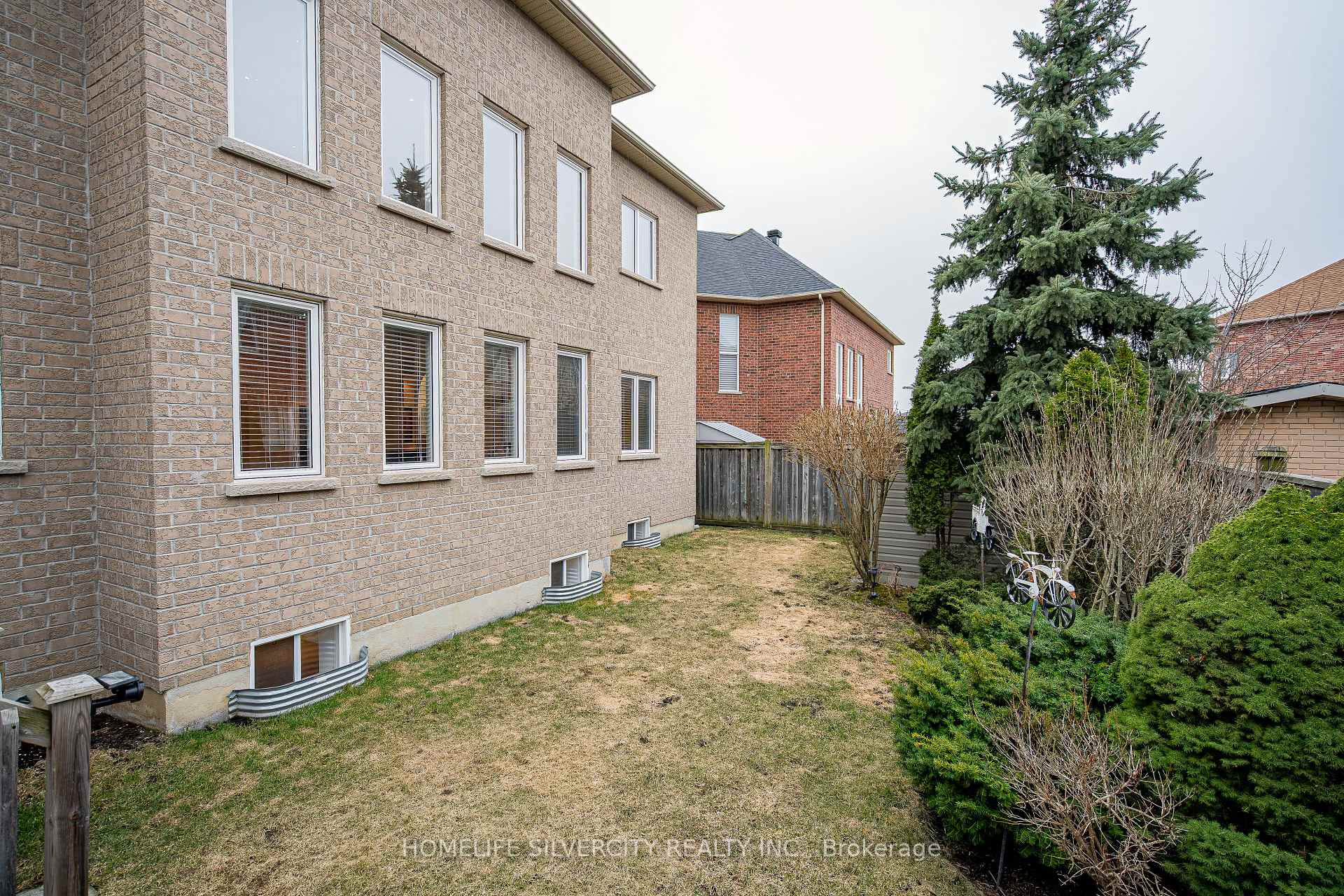 Photo 16 of 26 Jacob Brill Crescent, Brampton, Bram West — HOMEH