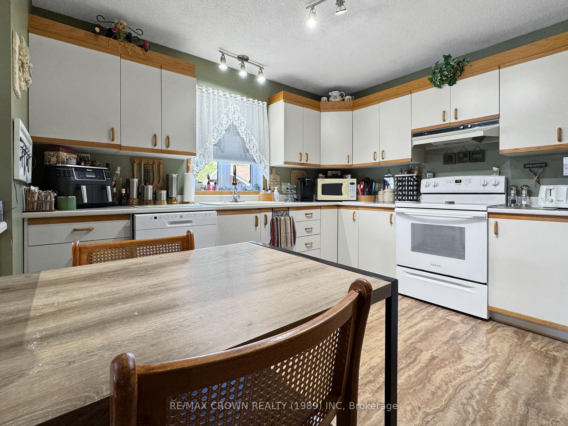 Photo 11 of 1012 Prince Street, Hearst — HOMEH