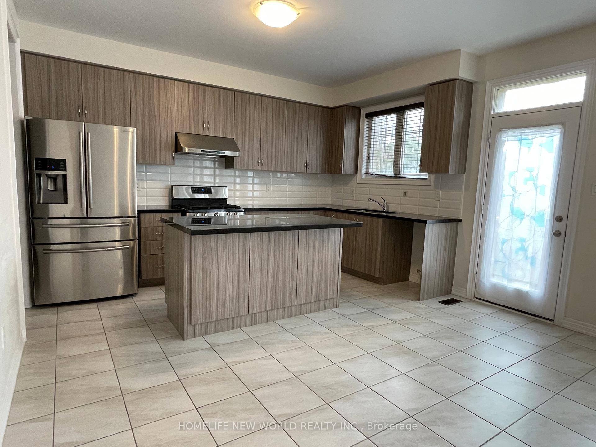 Photo 4 of 256 Conklin Crescent, Aurora, Rural Aurora — HOMEH