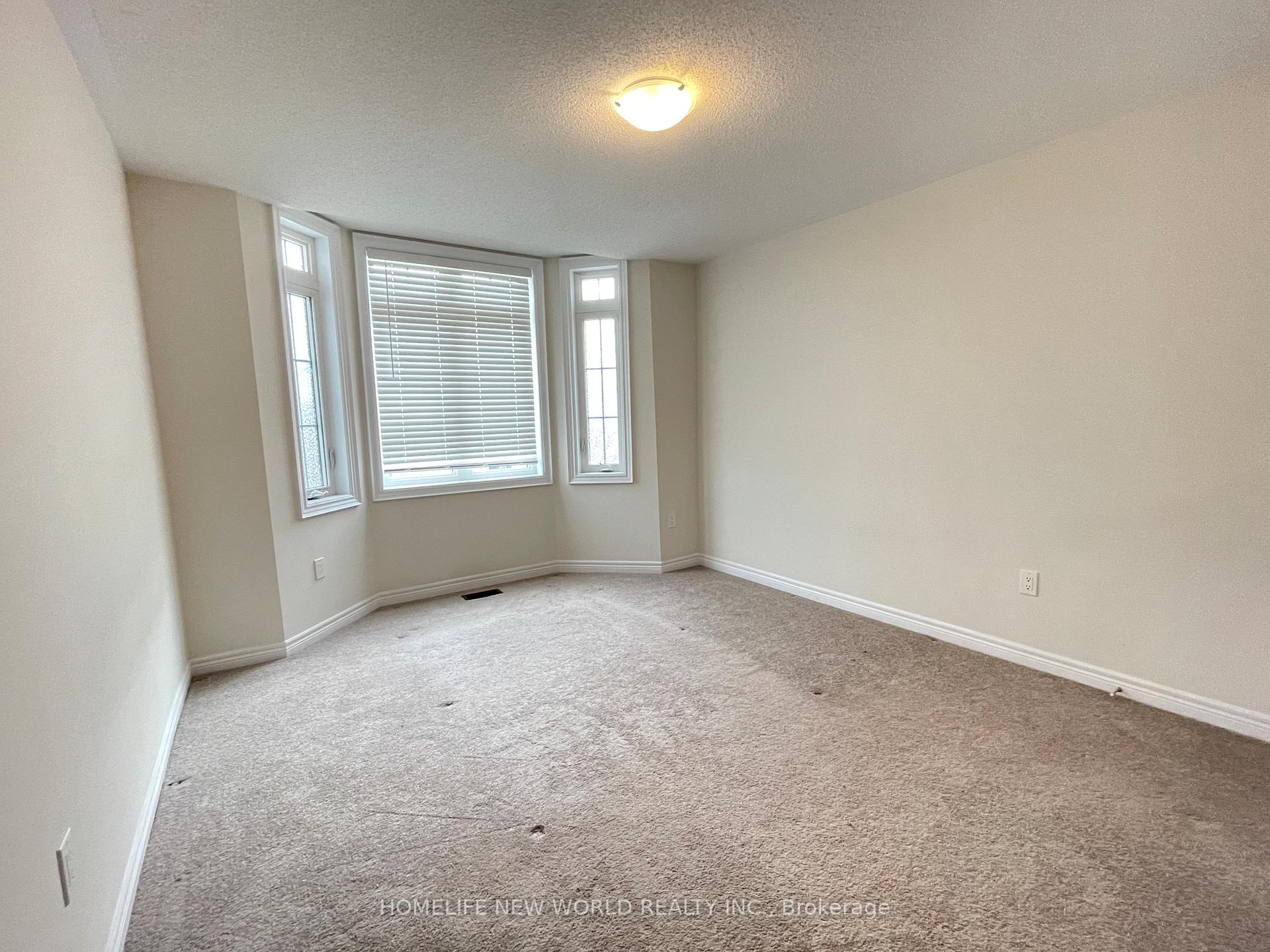 Photo 13 of 256 Conklin Crescent, Aurora, Rural Aurora — HOMEH