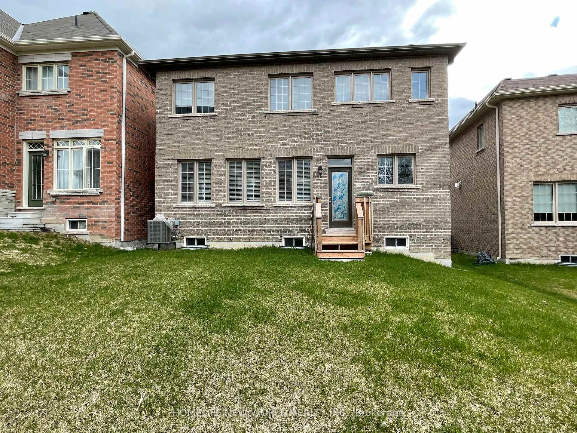 Photo 17 of 256 Conklin Crescent, Aurora, Rural Aurora — HOMEH