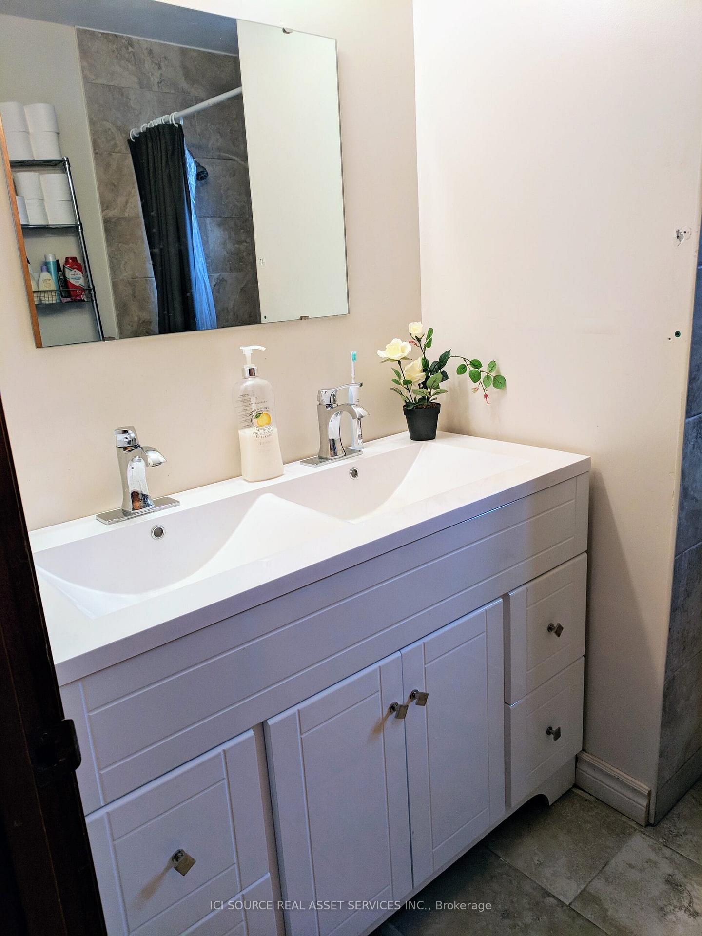 Photo 3 of 934 Lawrence Road, Hamilton, Rosedale — HOMEH